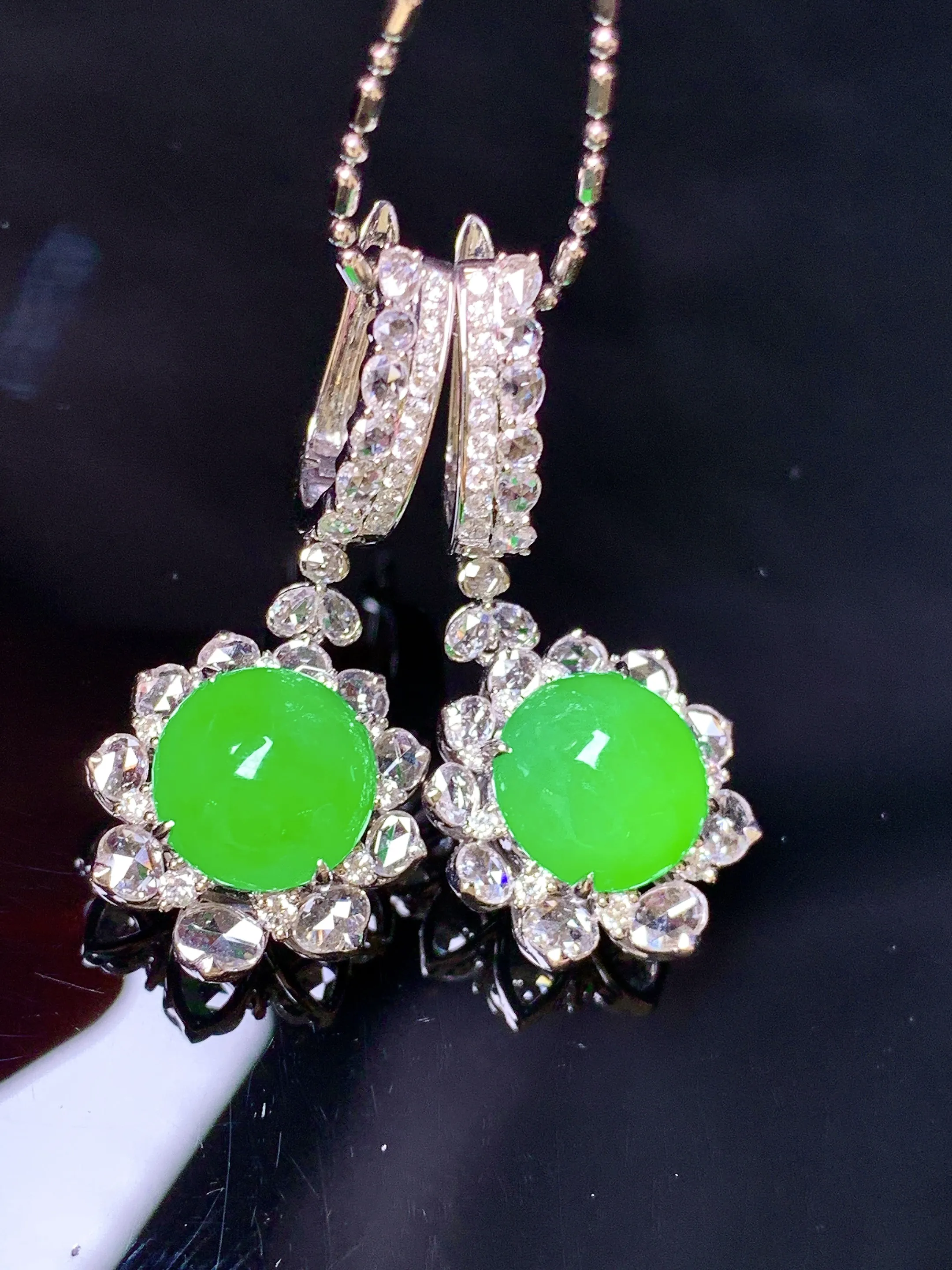 18k金钻镶嵌满绿蛋面耳坠 玉质细腻 色泽艳丽清新 整体尺寸34.3*14.3*11