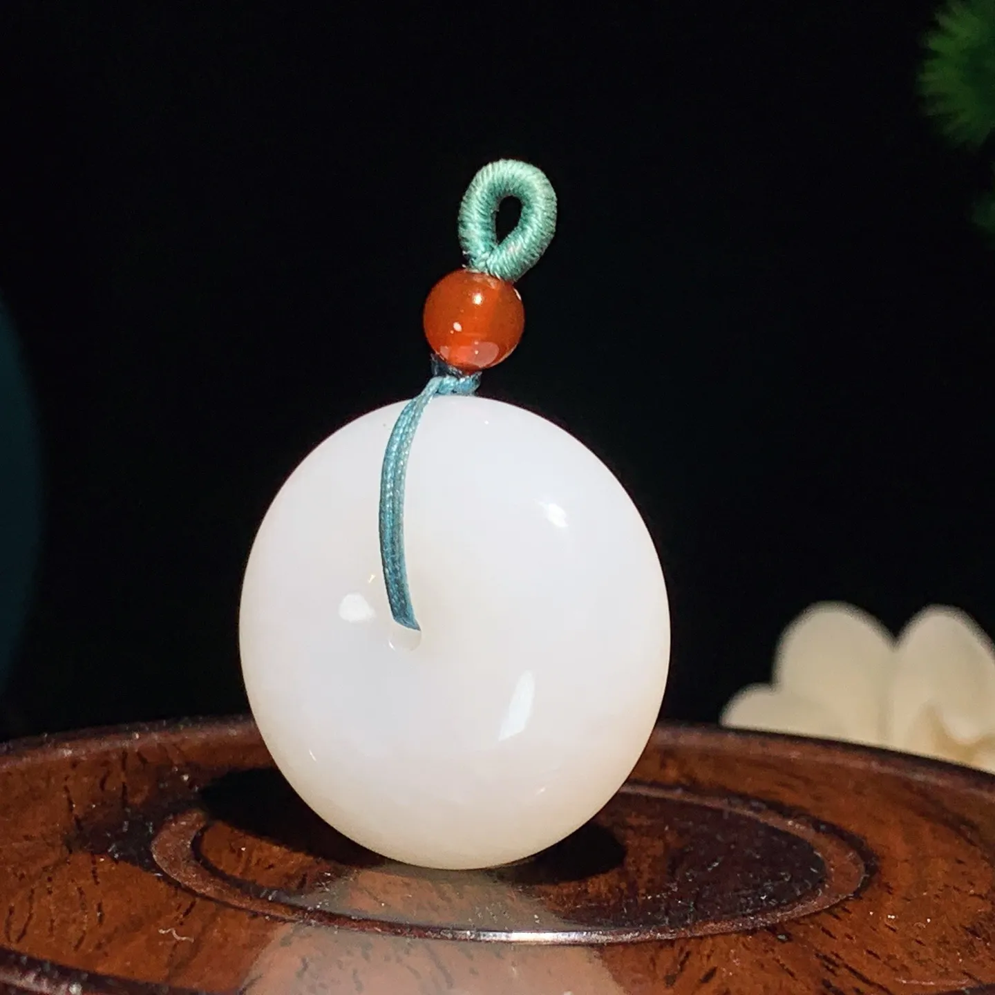 新疆和田玉羊脂白平安扣挂件。尺寸30/13重22克。玉质细腻油润。手推出油。佩戴高端典雅。lt250107