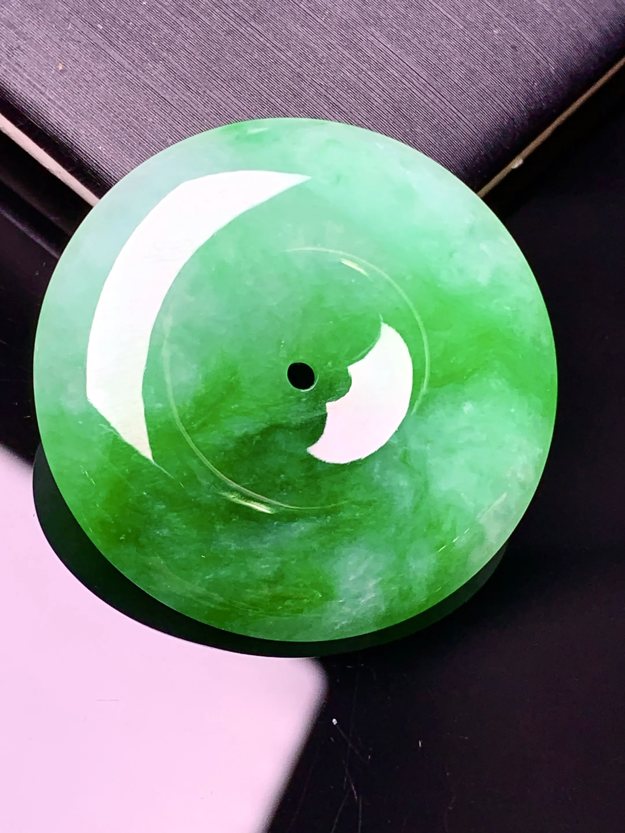 飘绿平安扣吊坠 玉质细腻 色泽艳丽清新 整体尺寸31.2*6