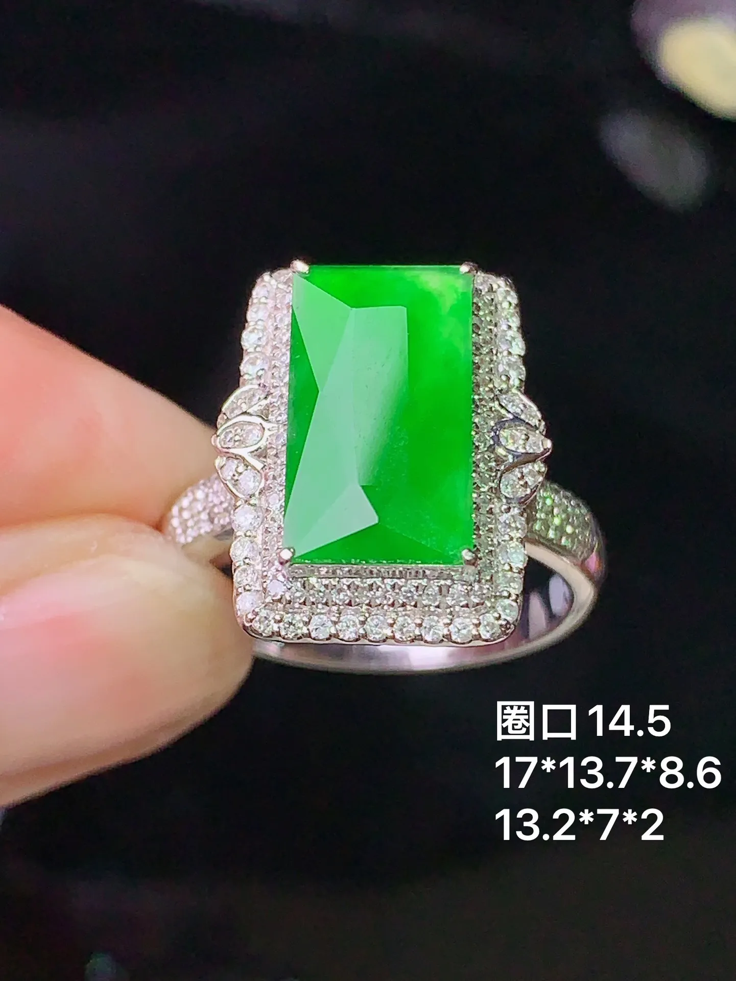 18k金钻镶嵌满绿菱形马鞍戒指 玉质细腻 色泽艳丽清新 圈口14.5 整体尺寸17*13.7*8.6