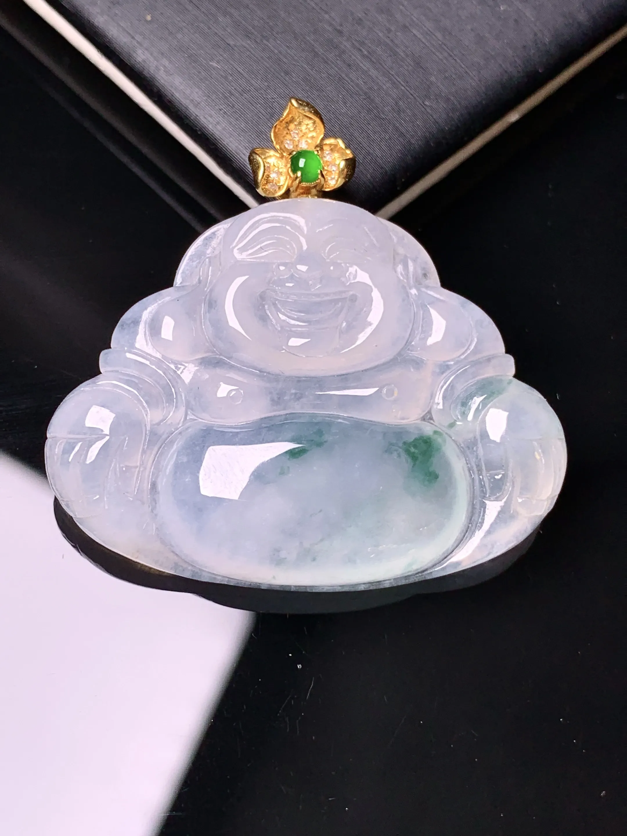 18k金镶嵌飘绿佛公吊坠 玉质细腻 色泽艳丽清新 整体尺寸36.3*36.7*5.7