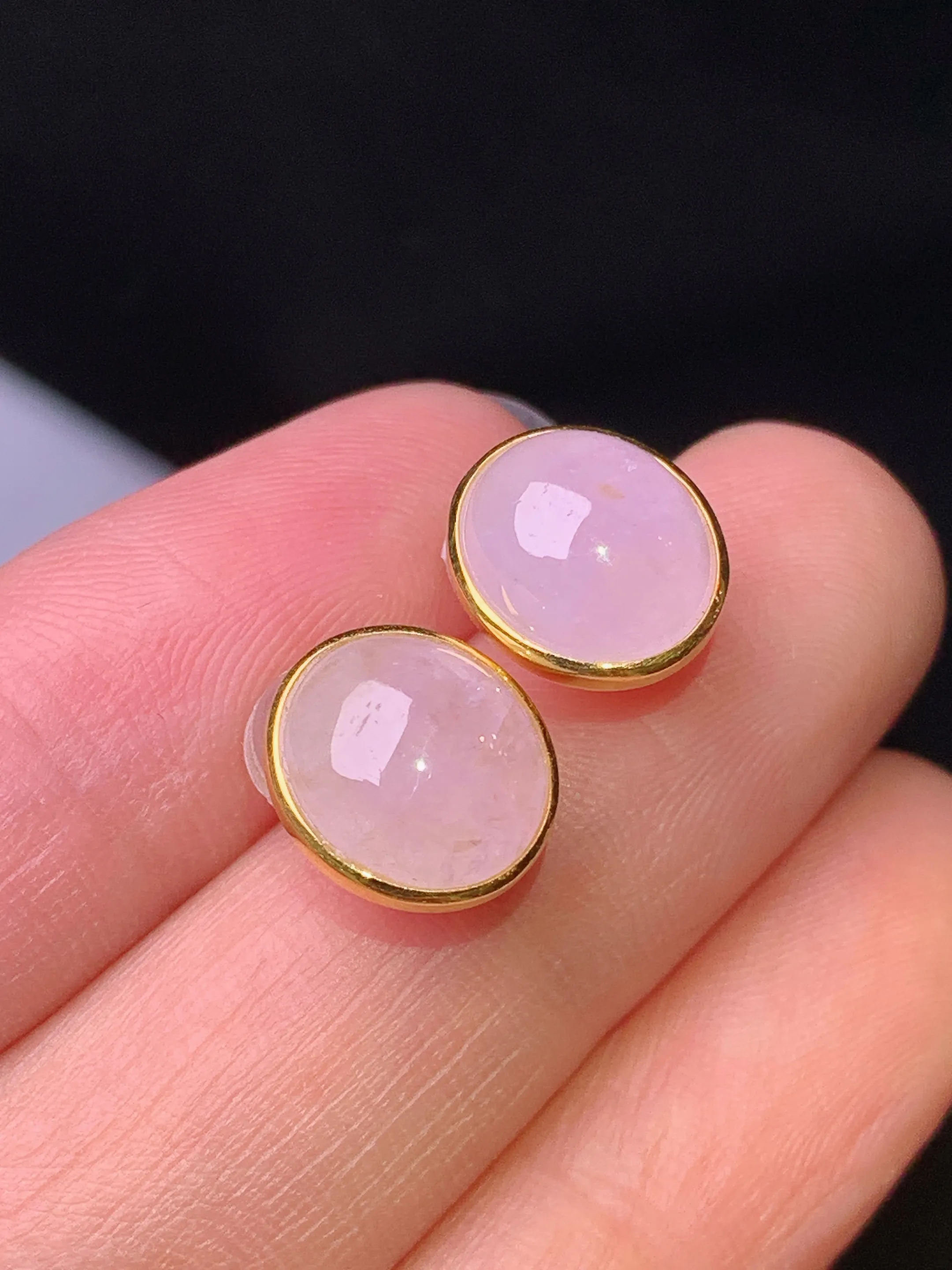 18k金镶嵌淡紫罗兰蛋面耳钉 玉质细腻 色泽艳丽清新 整体尺寸10*8*3