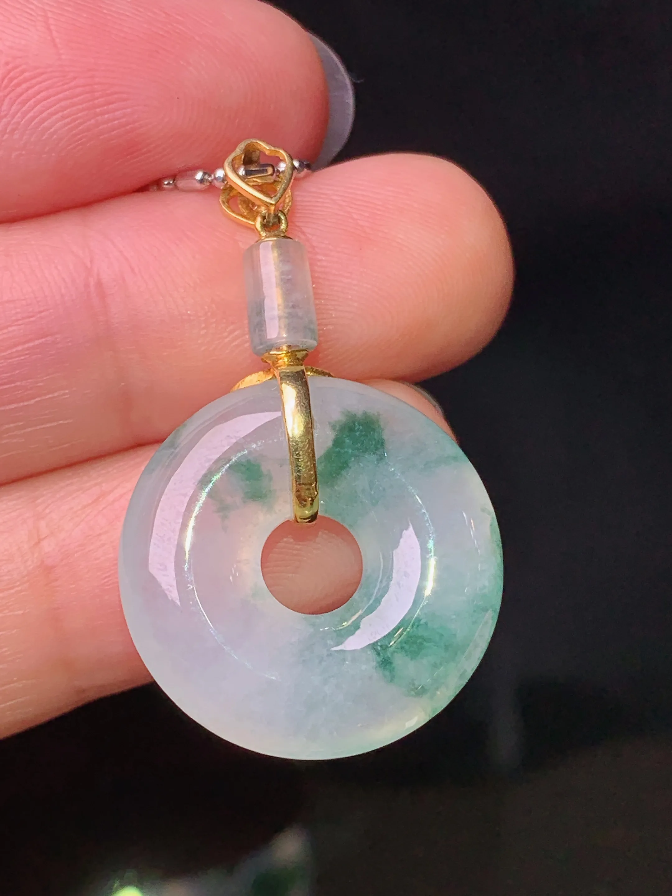 18k金镶嵌飘花平安环吊坠 玉质细腻 色泽艳丽清新 整体尺寸33.2*20.2*5.5