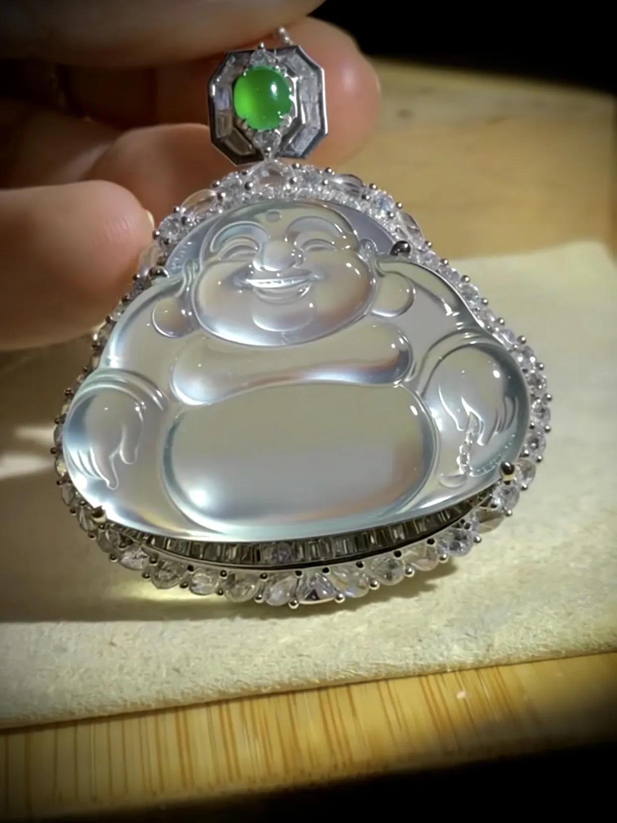 玻璃种笑口常开弥勒佛，
裸石36.5-27-5.2mm，整体40.5-46-14mm，
18K金，南非钻，翡翠绿蛋面，19.85g，