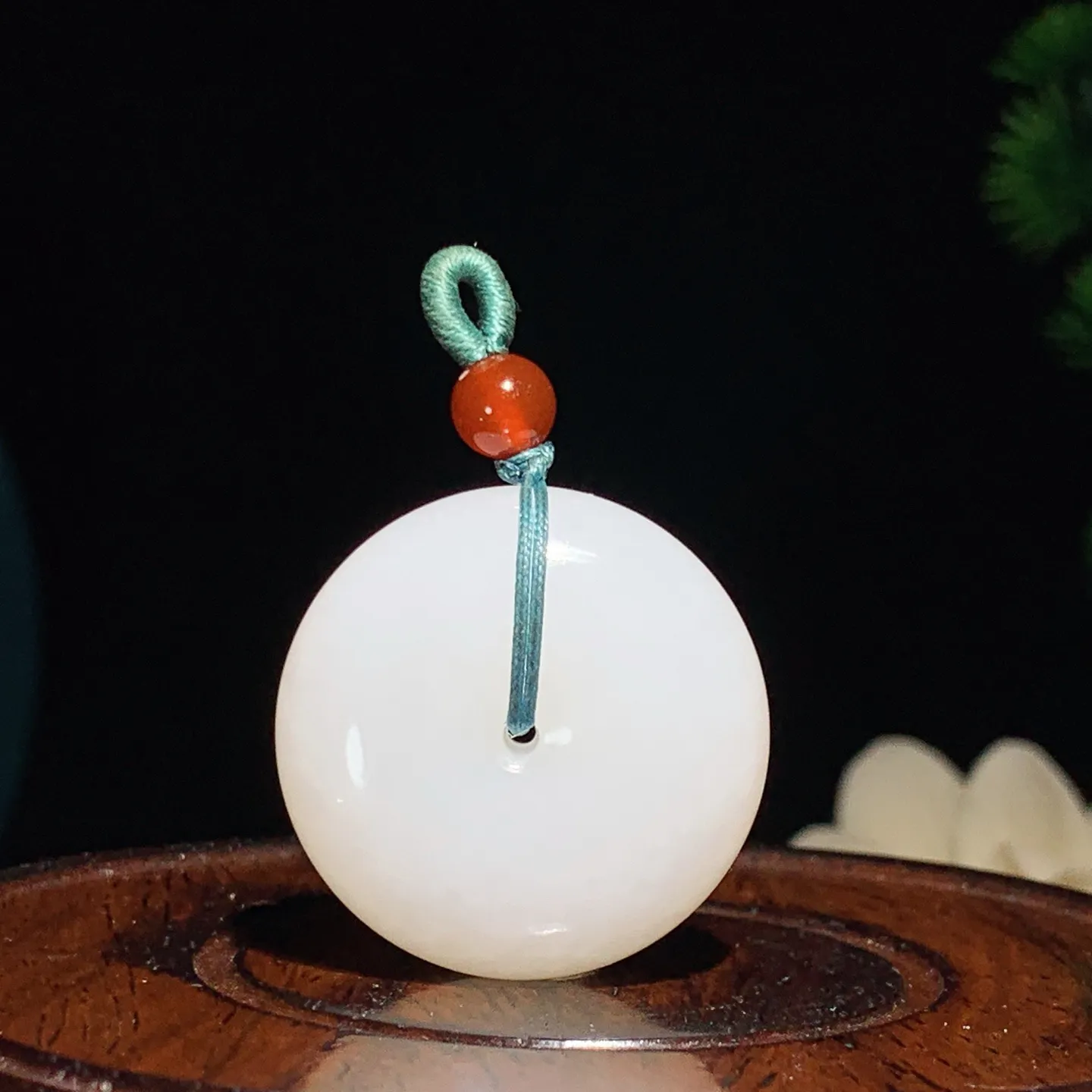 新疆和田玉羊脂白平安扣挂件。尺寸30/13重22克。玉质细腻油润。手推出油。佩戴高端典雅。lt250107