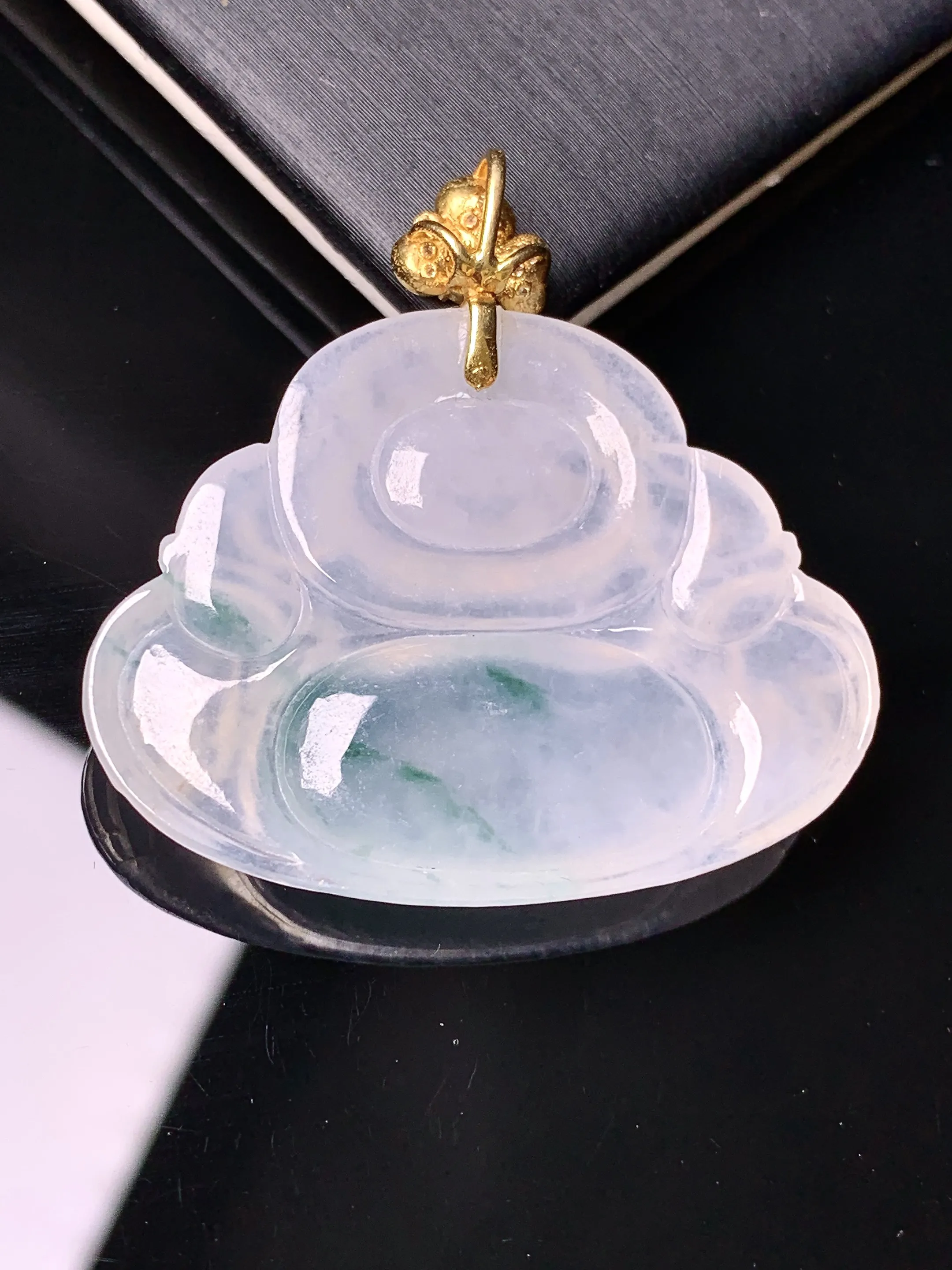 18k金镶嵌飘绿佛公吊坠 玉质细腻 色泽艳丽清新 整体尺寸36.3*36.7*5.7