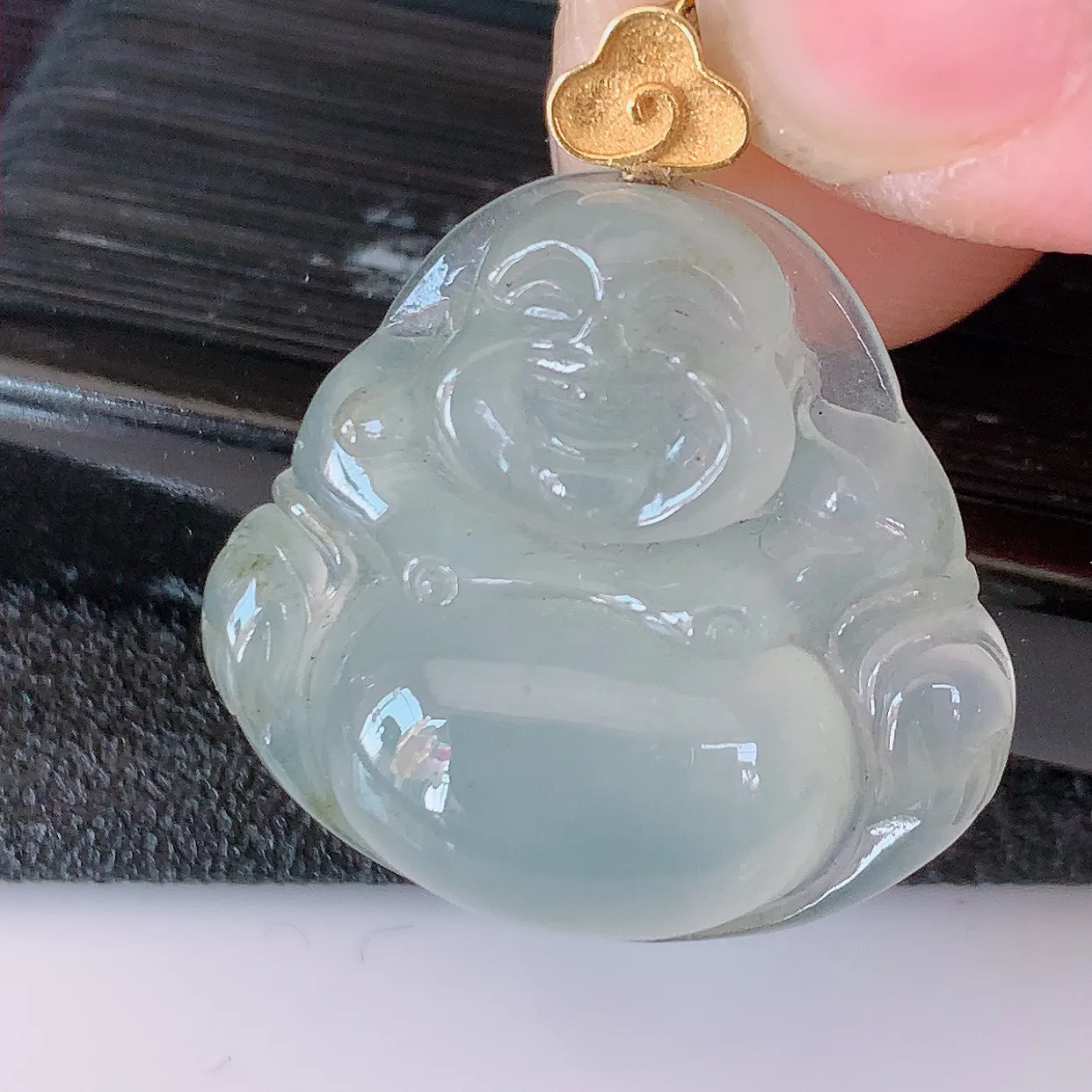自然光实拍，18K金镶嵌冰种翡翠佛公吊坠，冰透饱满， 佛公亦保平安，寓意有福（佛公）相伴，品相佳，配戴优雅迷人！#1.7