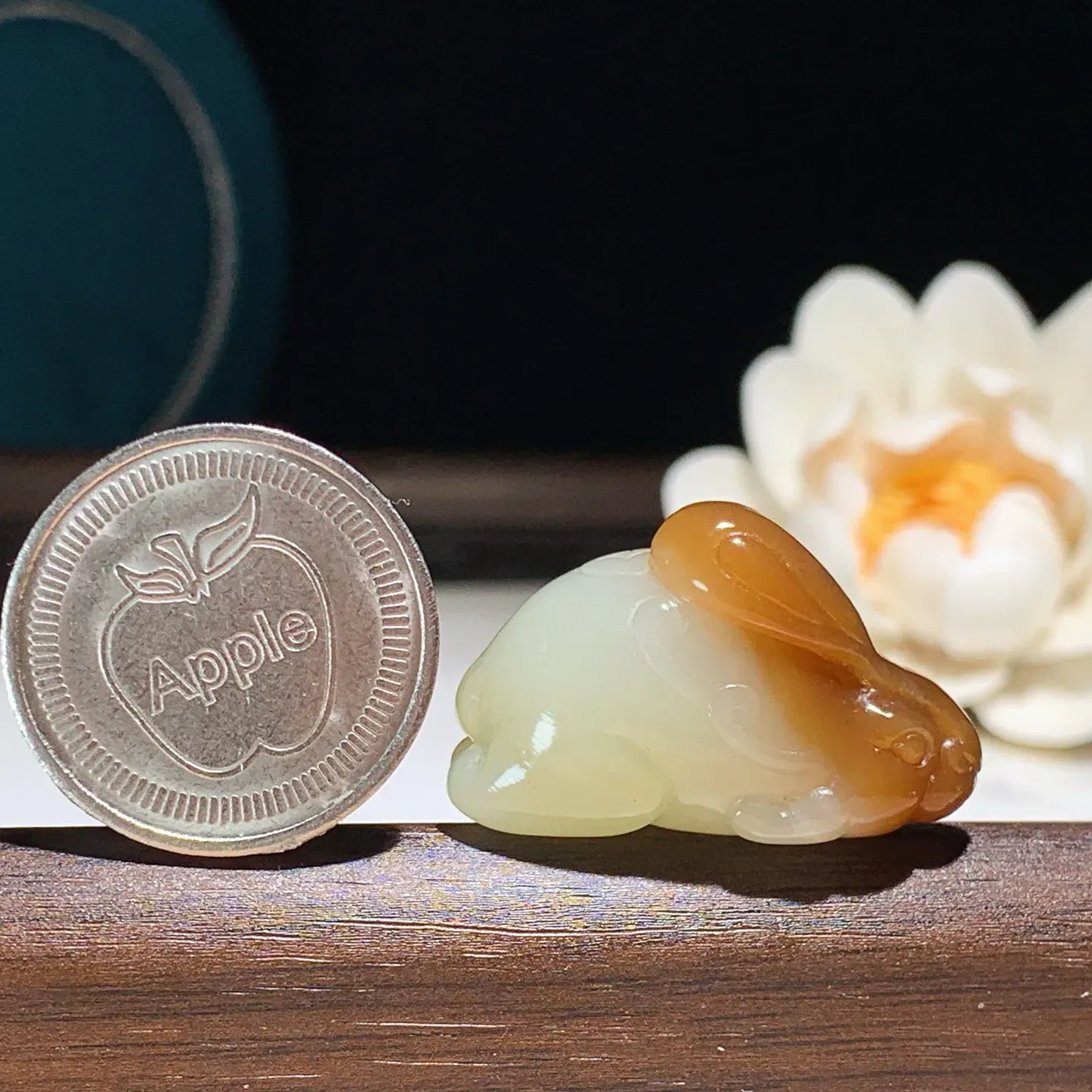 新疆和田玉且末糖前途无量兔子挂件。尺寸32/14/20重13.4克。玉质细腻油润。手推出油。佩戴高端典雅。lt250107