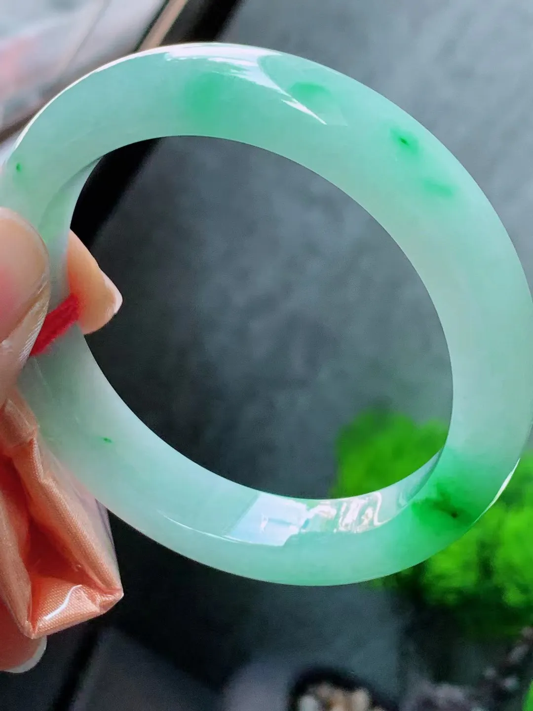 【翡翠名称】老种冰飘绿55.8正圈口手镯
【翡翠尺寸】55.8/12.3/8.6适合正圈口佩戴
【翡翠描述】宝贝种老水足，玉质细腻，色泽靓丽，性价比高，佩戴效果好！
【其它赠送】权威证书/精美挂绳盒子/支持全国复检