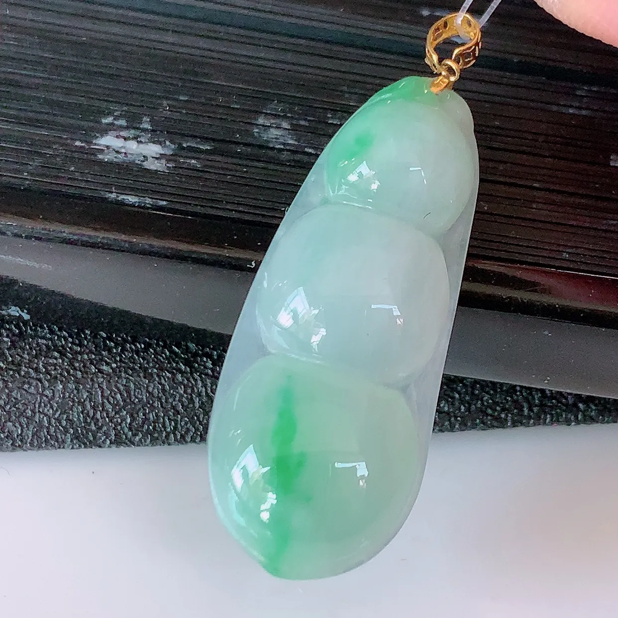 18K金镶嵌冰飘绿翡翠四季豆吊坠，寓意“四季平安，福气满满”胶感十足，饱满，佩戴效果优雅迷人！#49.7