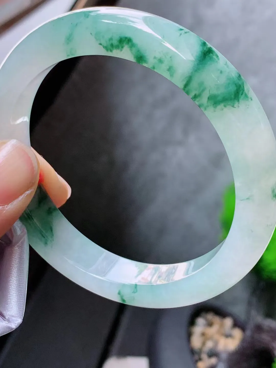 【翡翠名称】老种冰飘花59.5正圈口手镯
【翡翠尺寸】59-60适合正圈口佩戴
【翡翠描述】宝贝种老水足，玉质细腻，色泽靓丽，性价比高，佩戴效果好！
【其它赠送】权威证书/精美挂绳盒子/支持全国复检