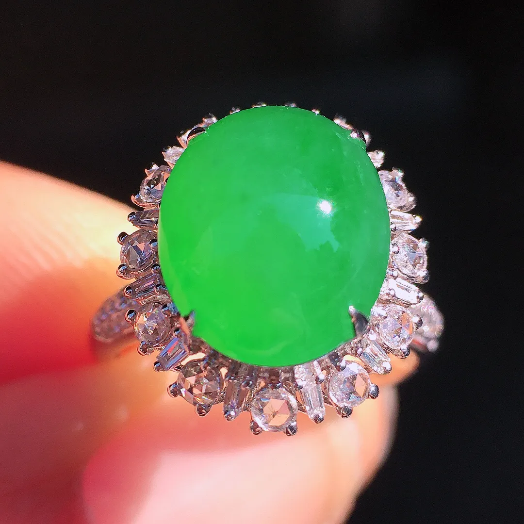 阳绿蛋面戒指，色泽均匀艳丽，玉质细腻，荧光感超
强，饱满圆润，尽显优雅气质，18k
金豪华镶嵌