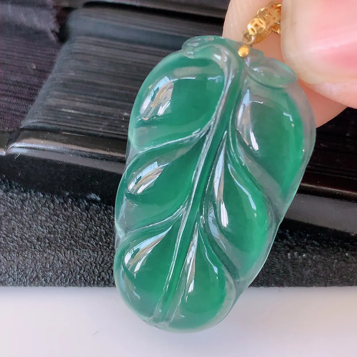 18K金镶嵌冰种满色翡翠叶子吊坠 ，种水足，色泽清新，工艺精湛，叶子寓意美好；金枝玉叶，事业有成。#1.7