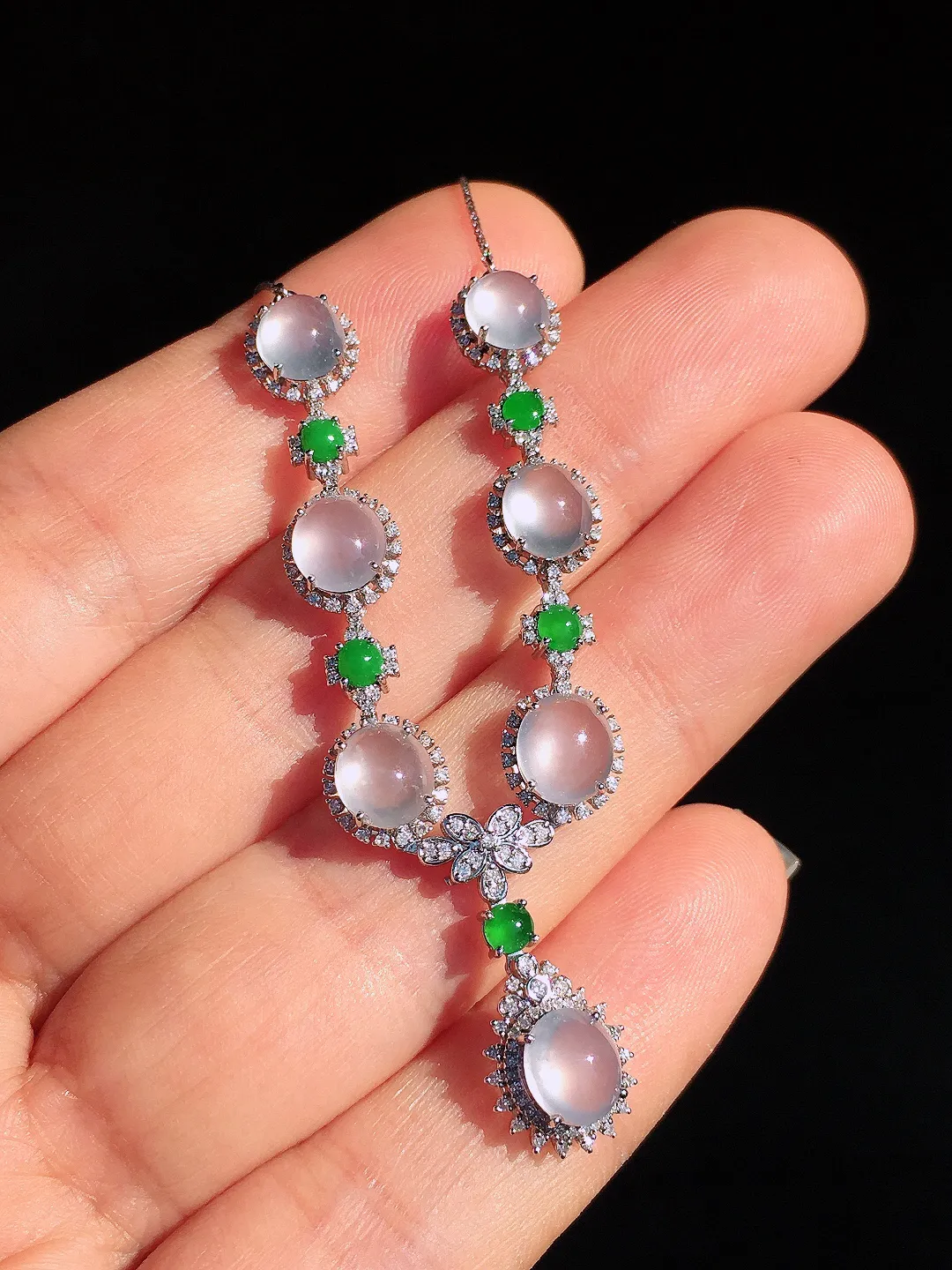 玻璃种蛋面晚装项链，玉质细腻，荧光感超
强，饱满圆润，尽显优雅气质，18k
金豪华镶嵌