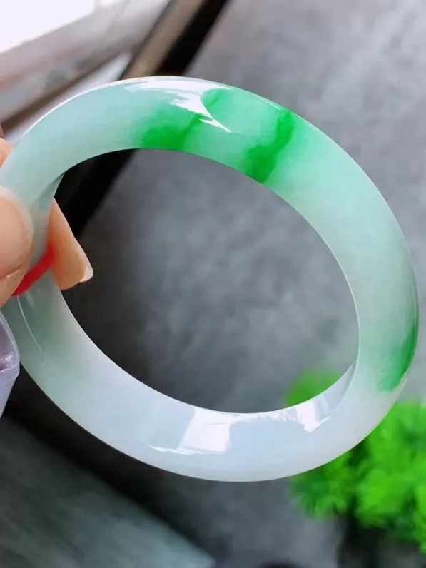 【翡翠名称】老种冰飘绿52正圈口手镯
【翡翠尺寸】52-53适合正圈口佩戴
【翡翠描述】宝贝种老水足，玉质细腻，色泽靓丽，性价比高，佩戴效果好！
【其它赠送】权威证书/精美挂绳盒子/支持全国复检