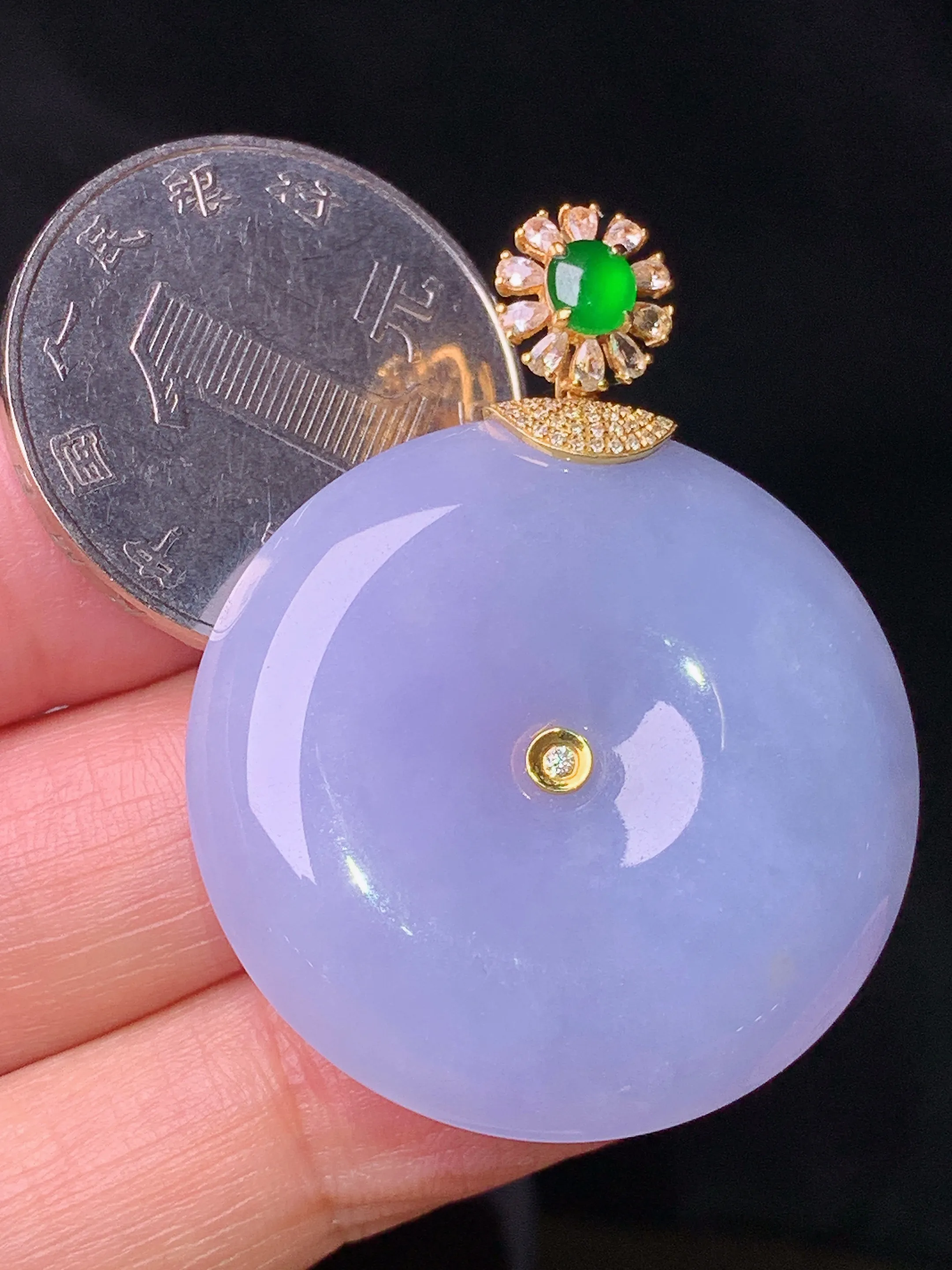 18k金钻镶嵌紫罗兰平安扣吊坠 玉质细腻 色泽艳丽清新 整体尺寸40.8*31.6*7.5