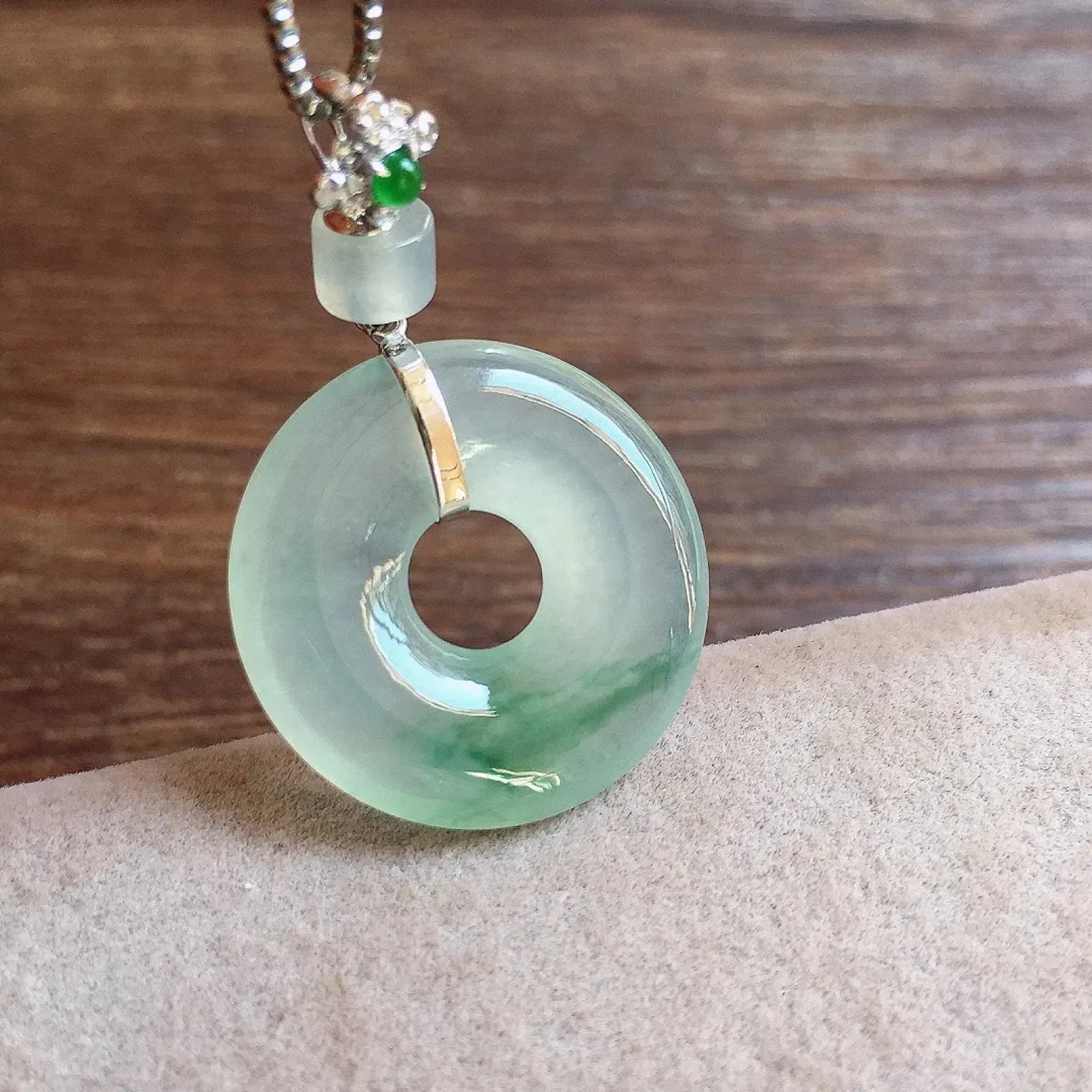 冰飘花甜甜圈吊坠，18k金镶嵌，冰冰润润，玉质细腻，种水足，尺寸31.3*18.8*3.2