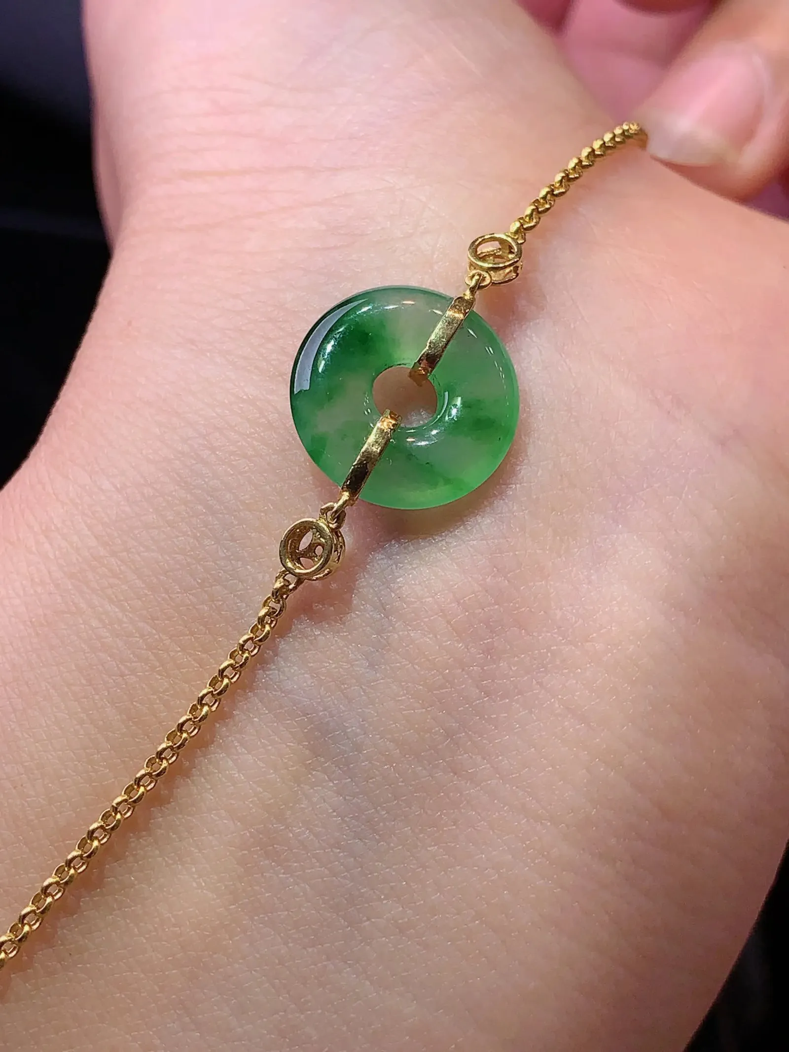 18k金镶嵌飘绿平安环手链 玉质细腻 色泽艳丽清新 整体尺寸13.5*3