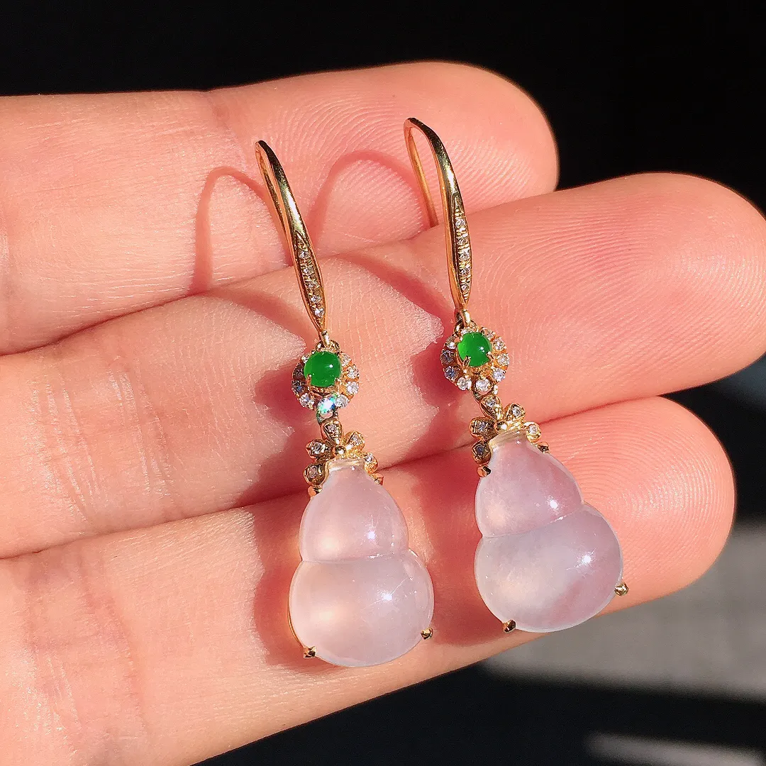 冰种葫芦耳坠，玉质细腻，荧光感超
强，饱满圆润，尽显优雅气质，18k
金豪华镶嵌