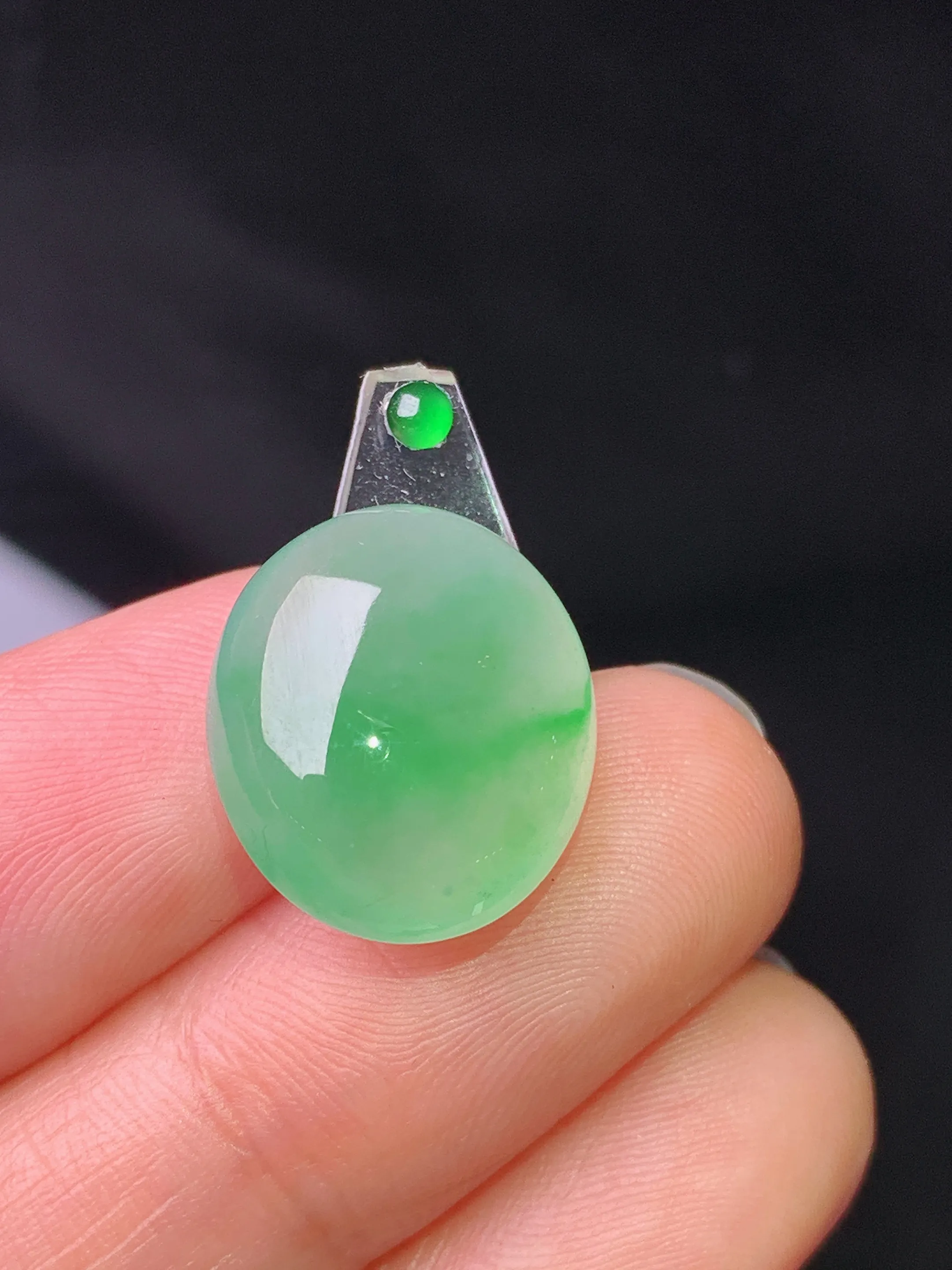 镶嵌款 冰种飘绿蛋面吊坠 玉质细腻 色泽艳丽清新 整体尺寸16.3*14*6.5