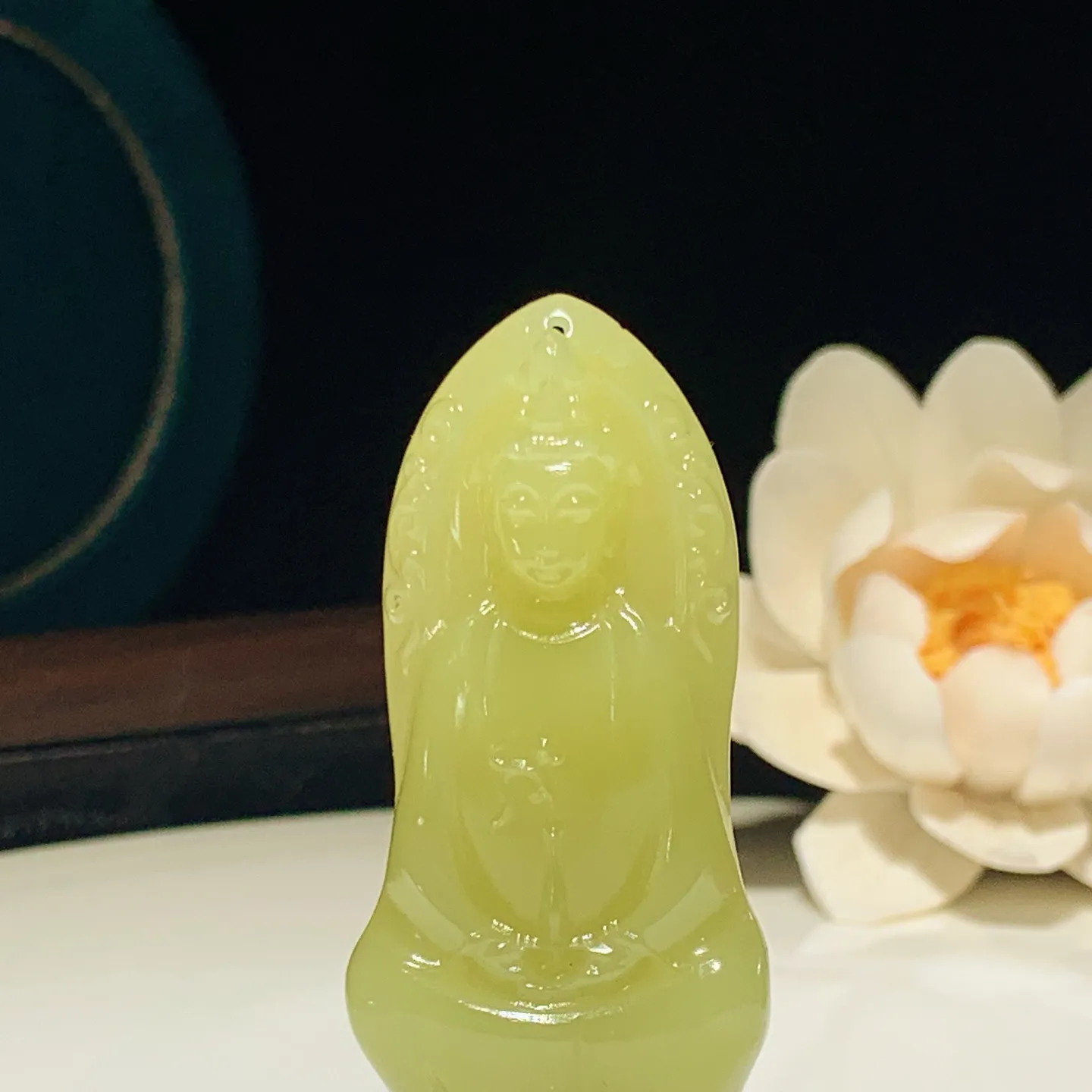 新疆和田玉若羌黄口料坐莲观音挂件。尺寸57/26/10重22.5克。玉质细腻油润。手推出油。佩戴高端典雅。lt250107