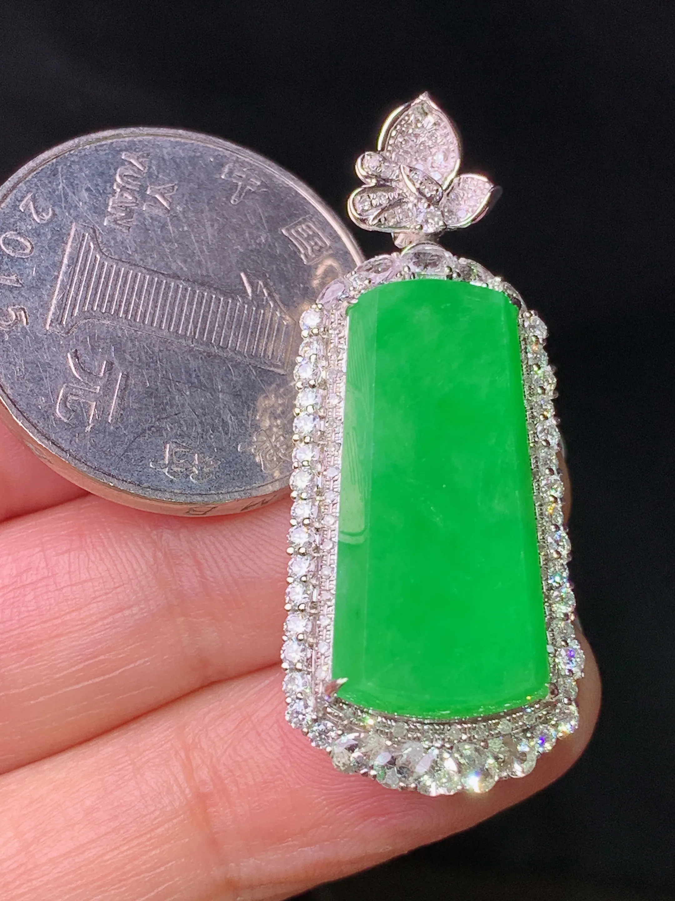 18k金钻镶嵌满绿无事牌吊坠 玉质细腻 色泽艳丽清新 整体尺寸39.3*16.2*10.2