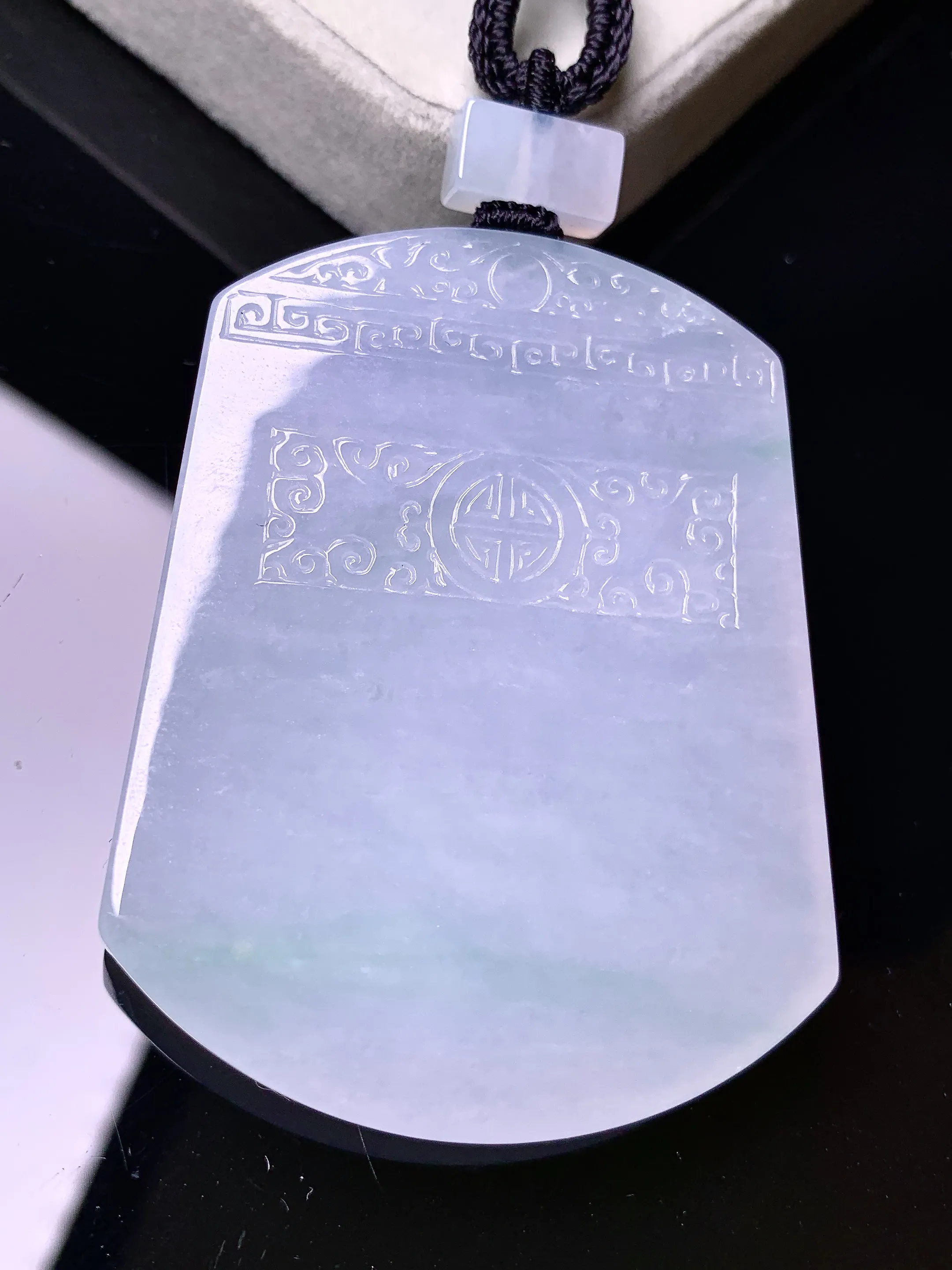 冰种无事牌吊坠 玉质细腻 色泽艳丽清新 整体尺寸55.8*42.7*5.5