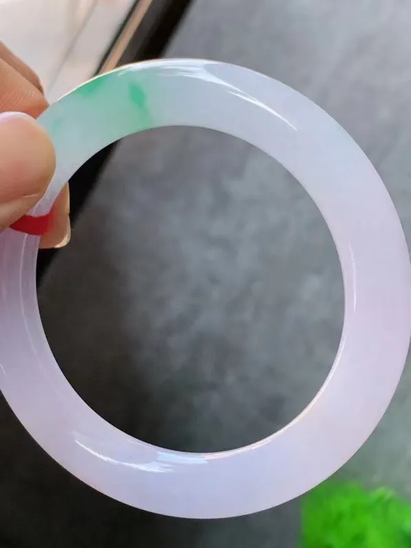 【翡翠名称】老种冰飘绿春彩54.3圈口圆条手镯
【翡翠尺寸】适合55-56正圈口佩戴
【翡翠描述】宝贝种老水足，玉质细腻，色泽靓丽，性价比高，佩戴效果好！
【其它赠送】权威证书/精美挂绳盒子/支持全国复检