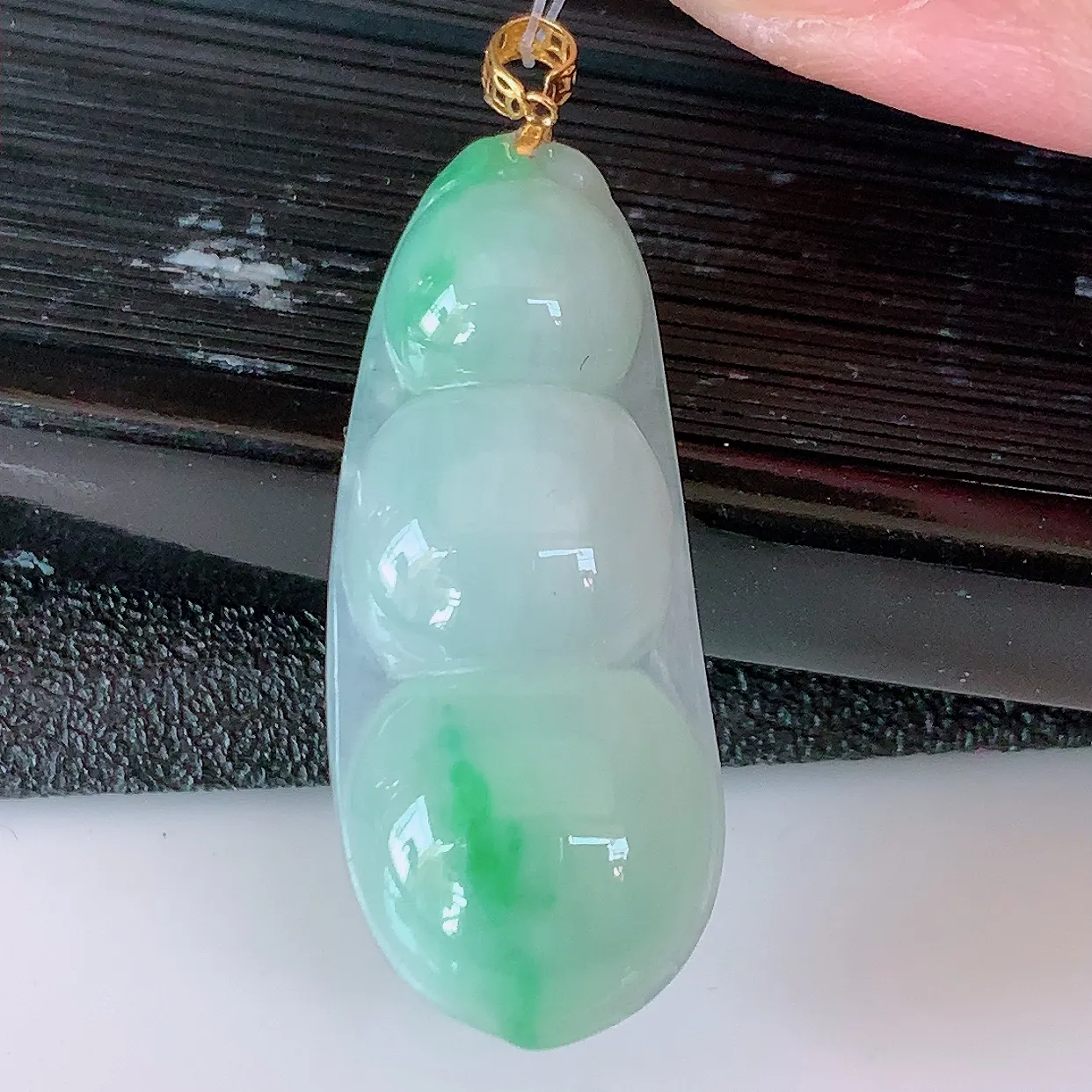 18K金镶嵌冰飘绿翡翠四季豆吊坠，寓意“四季平安，福气满满”胶感十足，饱满，佩戴效果优雅迷人！#49.7