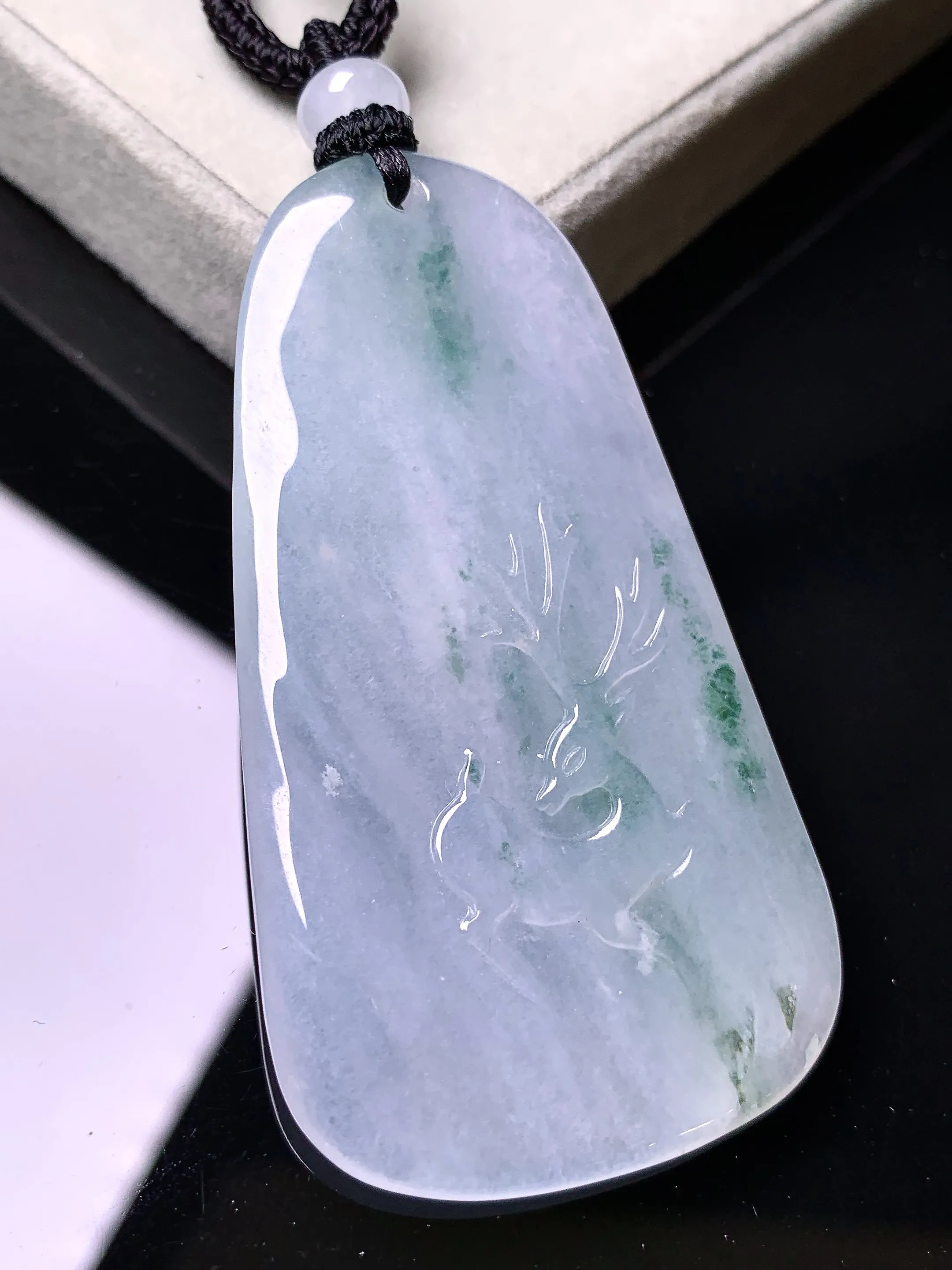 冰种飘花鹿吊坠 玉质细腻 色泽艳丽清新 整体尺寸58.3*32.3*5