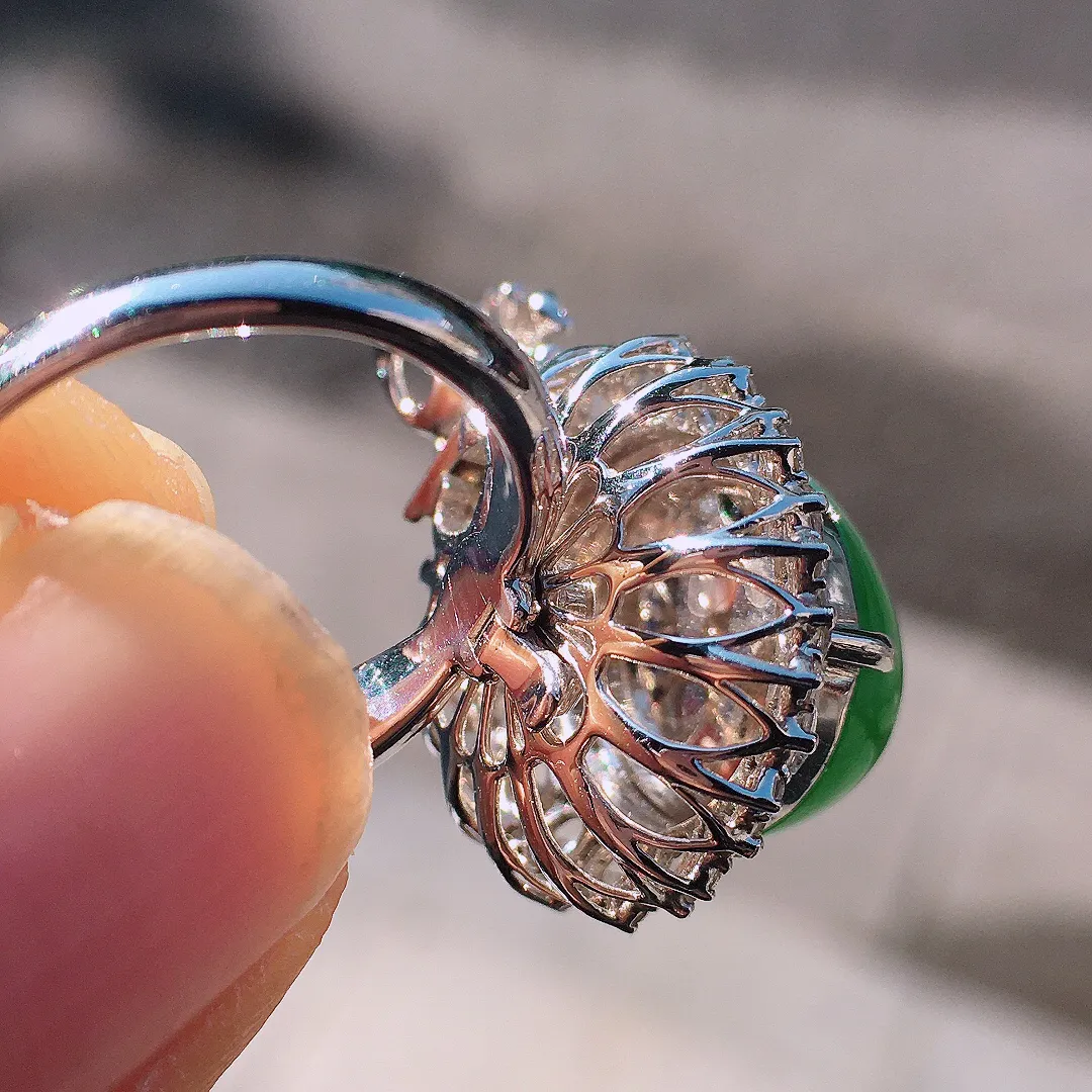 阳绿蛋面戒指/吊坠两用款，色泽均匀艳丽，玉质细腻，荧光感超
强，饱满圆润，尽显优雅气质，18k
金豪华镶嵌