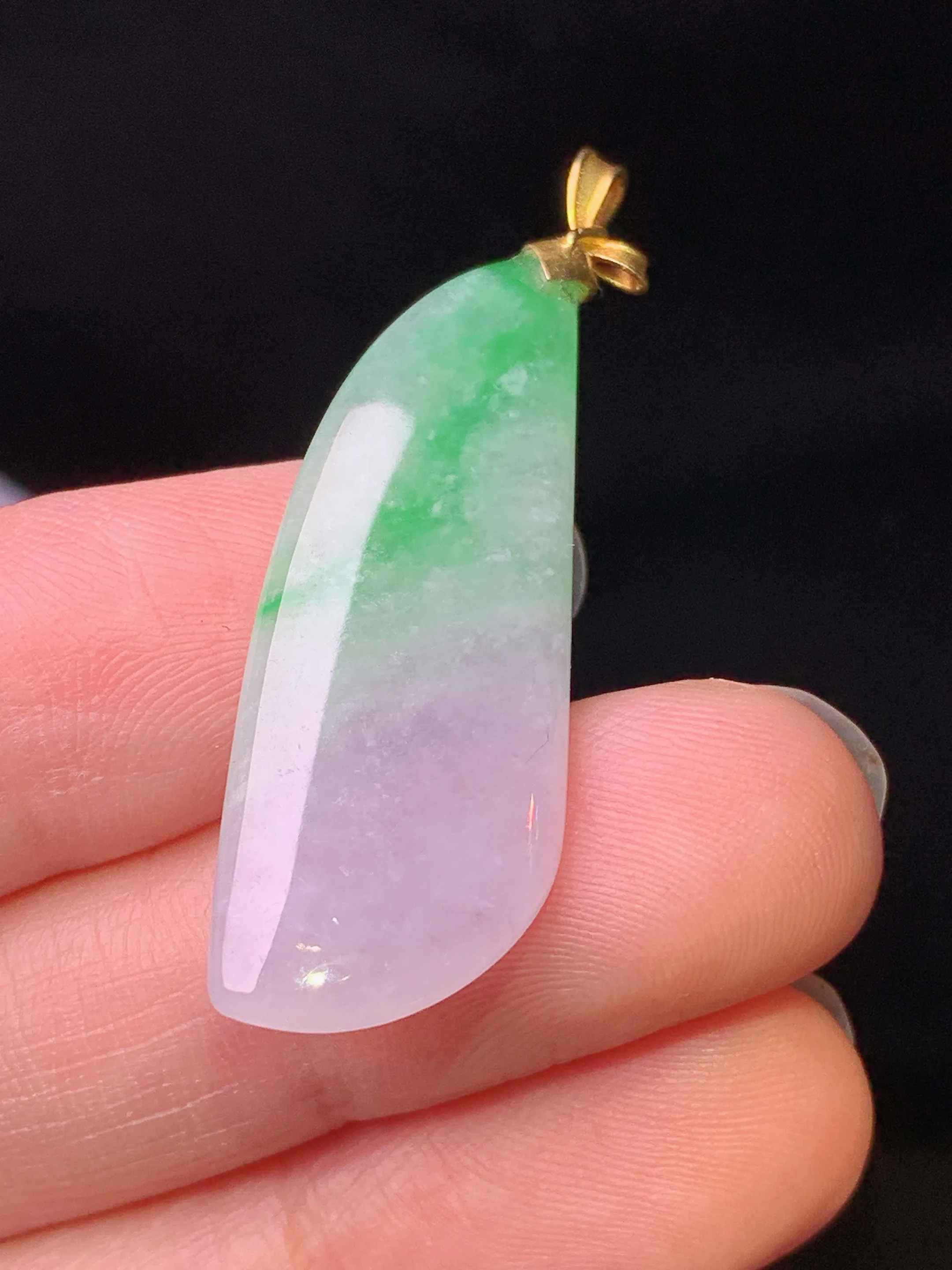 18k金镶嵌飘绿随形吊坠 玉质细腻 色泽艳丽清新 整体尺寸41.2*12.8*3.8