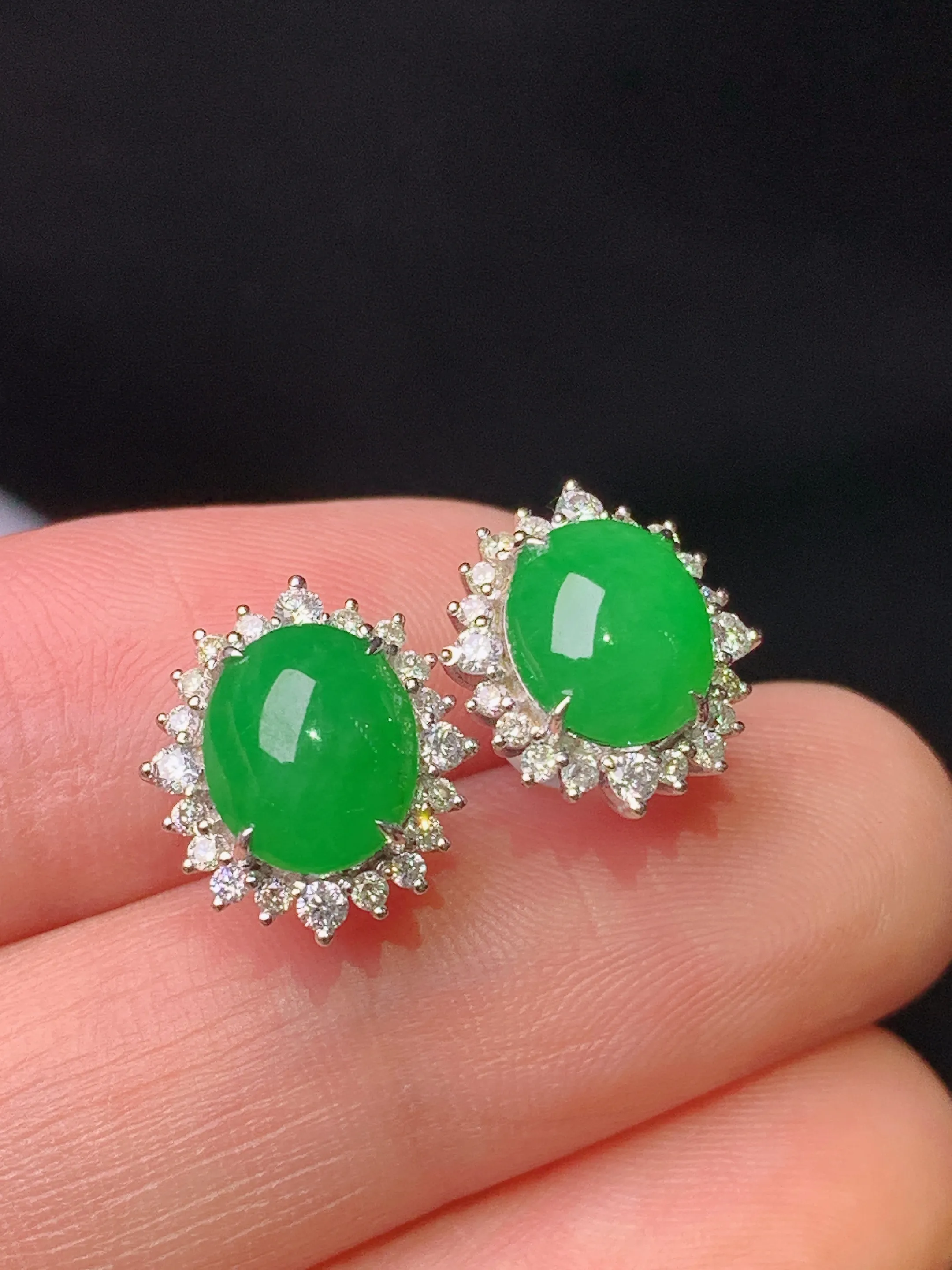18k金钻镶嵌满绿蛋面耳钉 玉质细腻 色泽艳丽清新 整体尺寸12.6*11.2*7