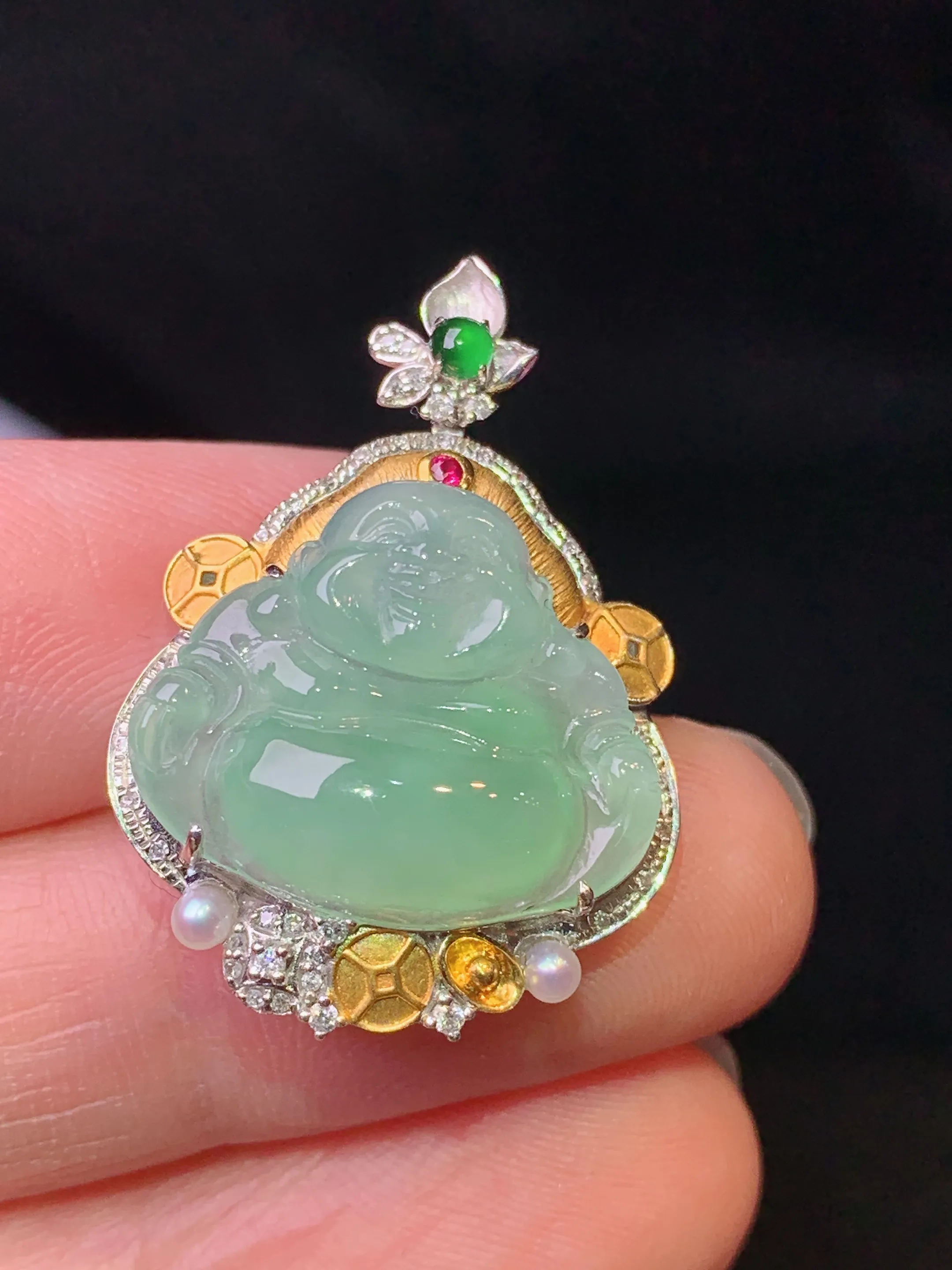 18k金钻镶嵌浅绿佛公吊坠 玉质细腻 色泽艳丽清新 整体尺寸29.6*20.3*8.3