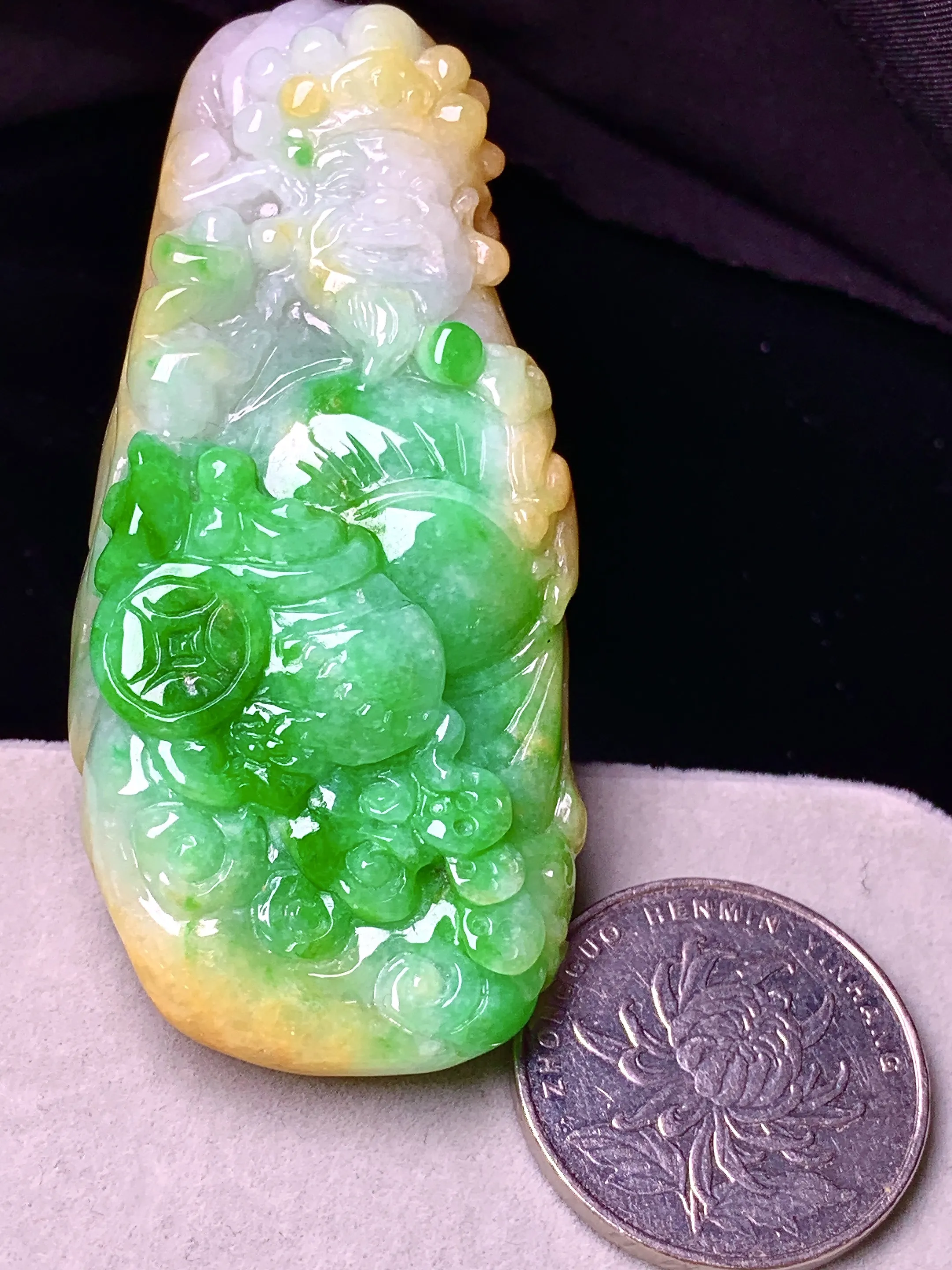飘黄绿财神吊坠 玉质细腻 色泽艳丽清新 整体尺寸66.5*29.8*15.5