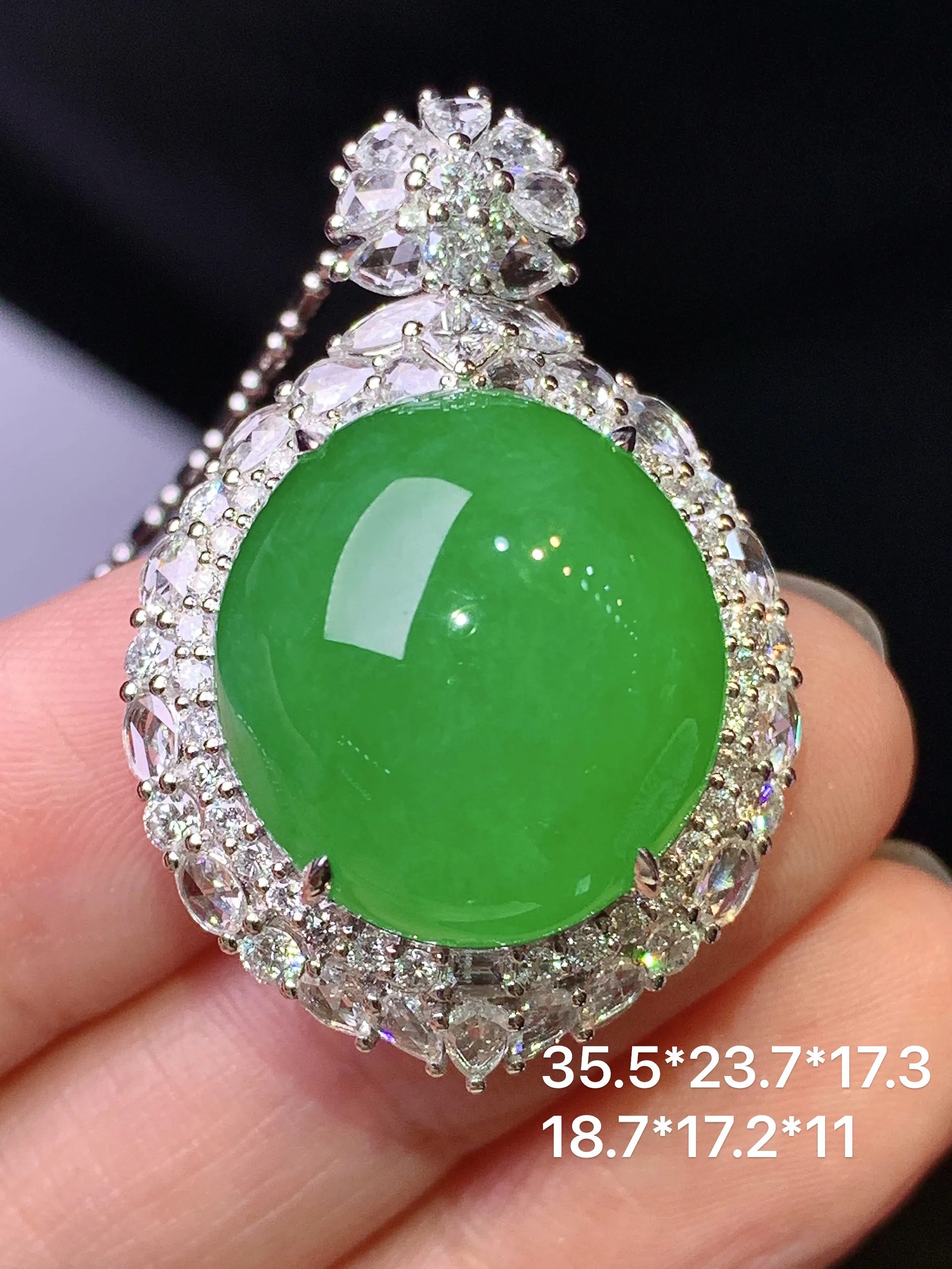 18k金钻镶嵌满绿蛋面吊坠 玉质细腻 色泽艳丽清新 整体尺寸35.5*23.7*17.3