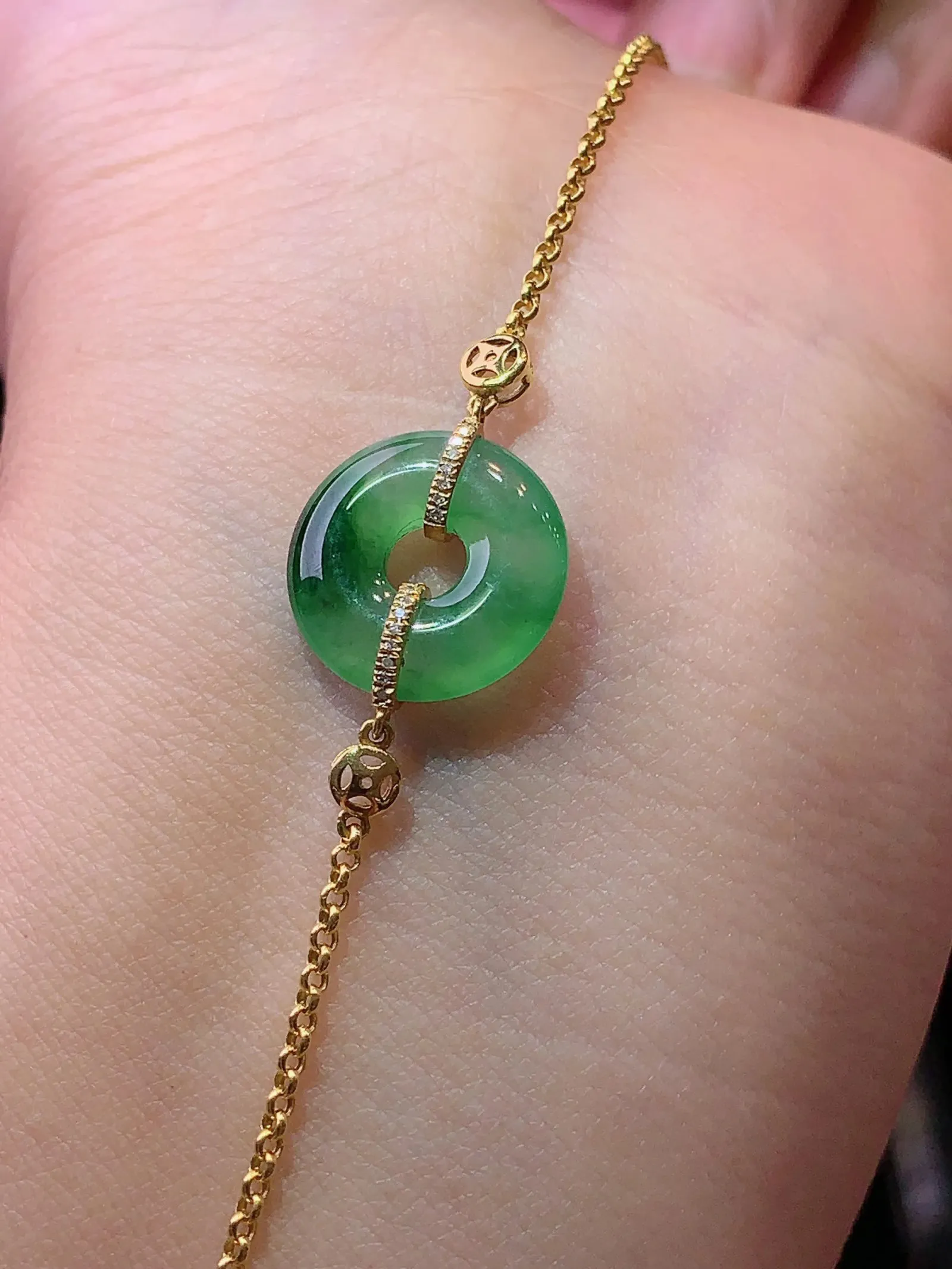 18k金镶嵌飘绿平安环手链 玉质细腻 色泽艳丽清新 整体尺寸13.5*3