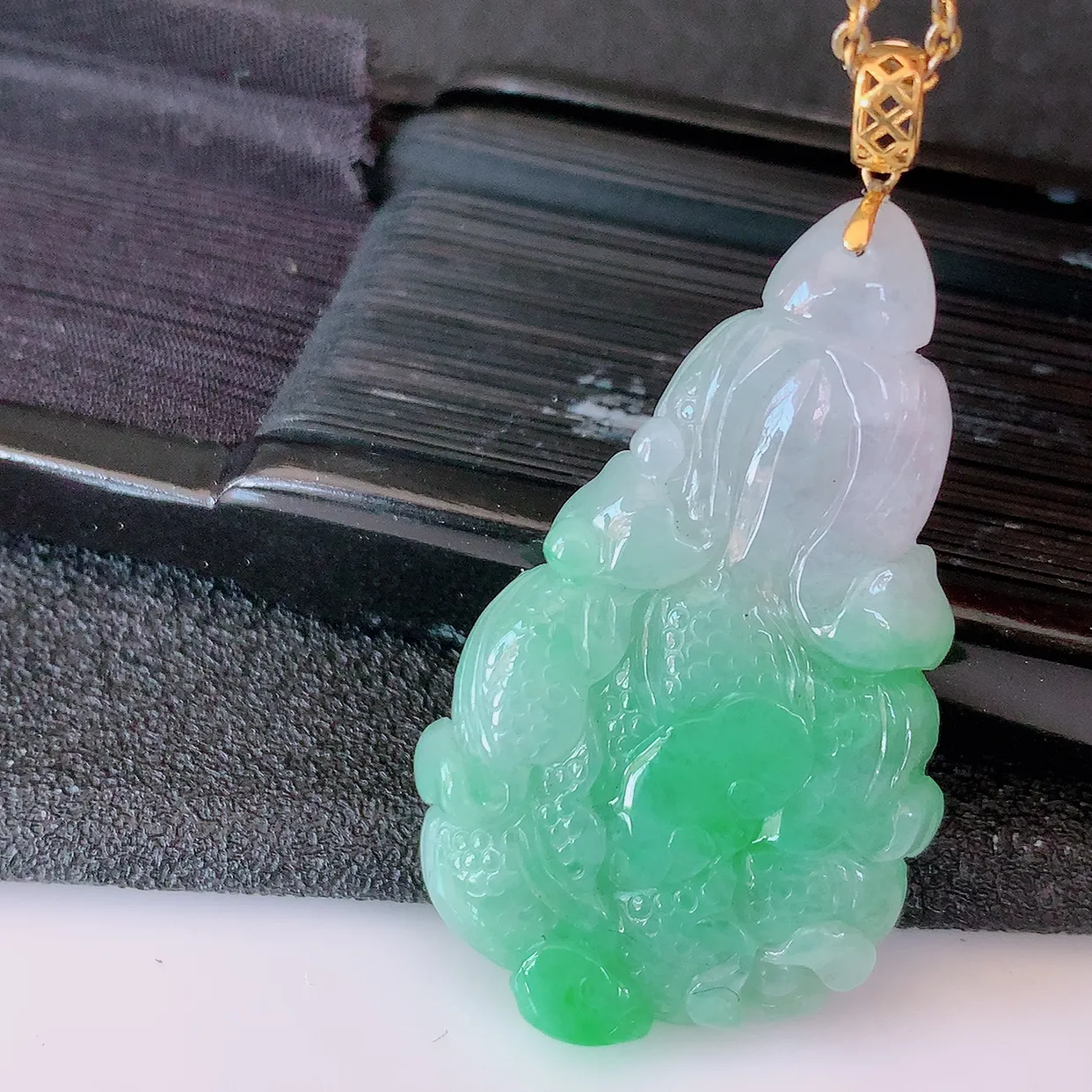 18K金镶嵌春带彩翡翠招百财白菜吊坠，百财聚来，财源滚滚，色泽鲜艳，精工水润的白菜，性价比高！#1.