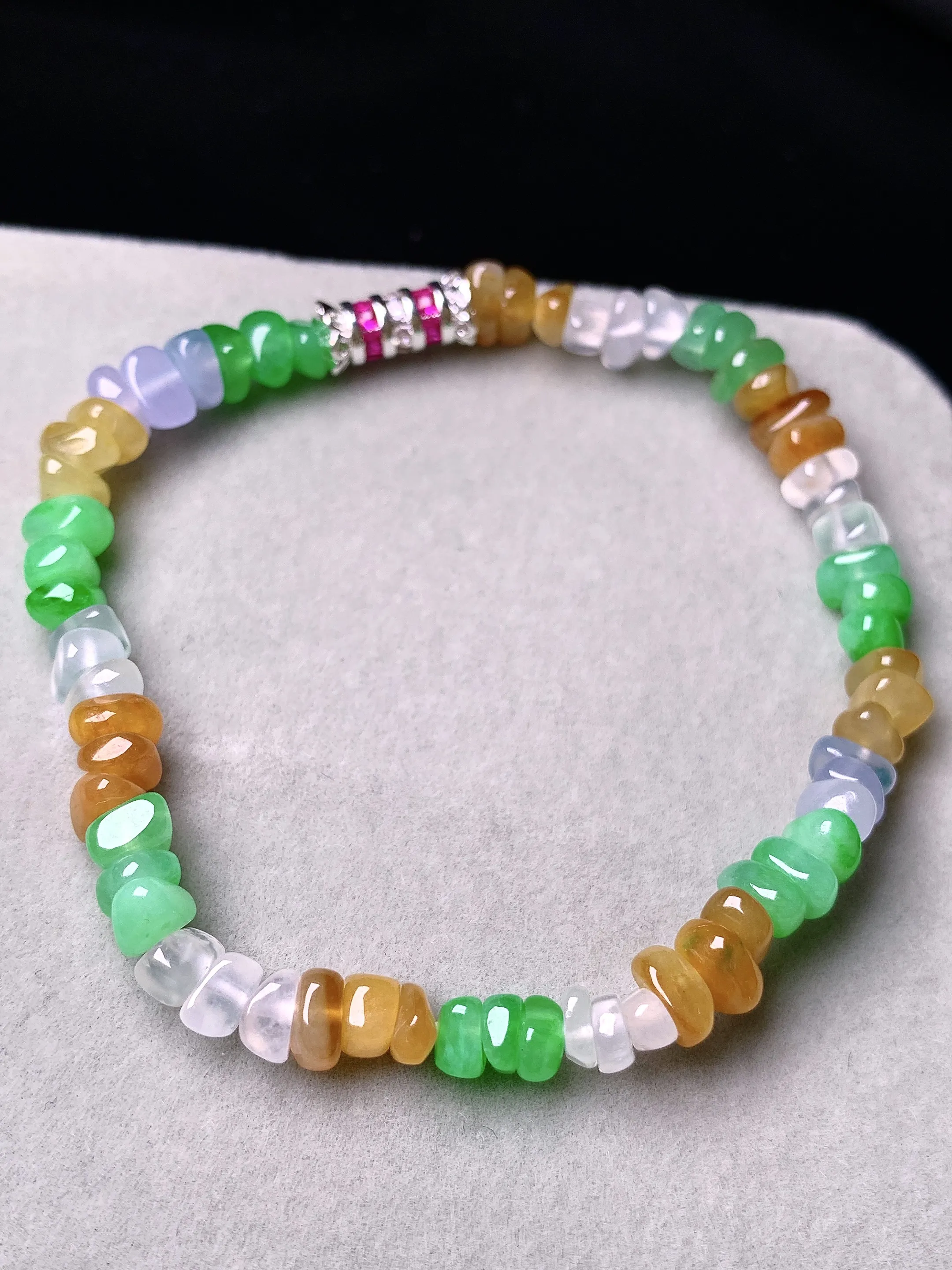 多彩随形手链 玉质细腻 色泽艳丽清新 整体尺寸5.3*4*2.8