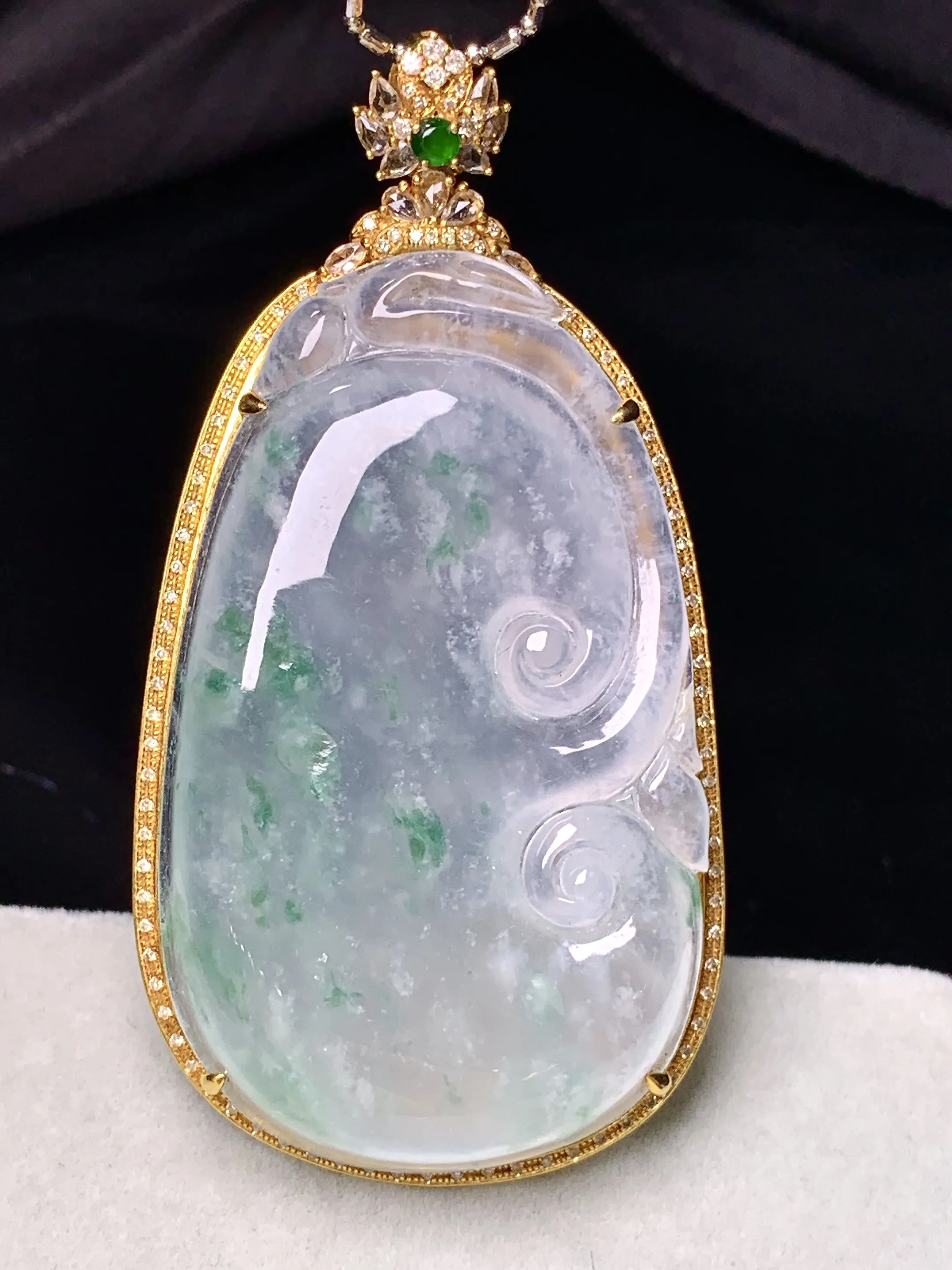 18k金钻镶嵌冰种飘花如意吊坠 玉质细腻 色泽艳丽清新 整体尺寸61.2*32*10.8