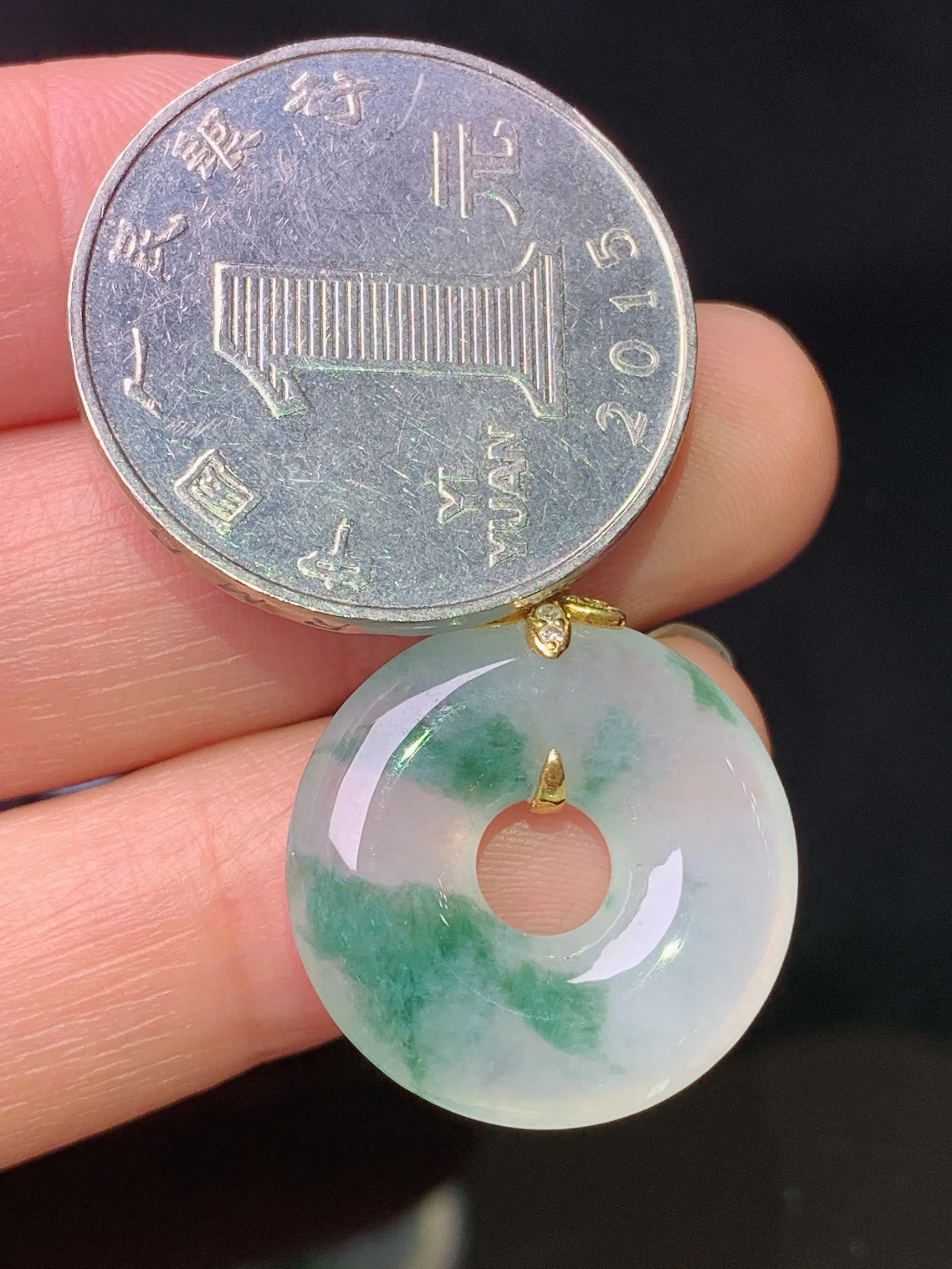 18k金镶嵌飘花平安环吊坠 玉质细腻 色泽艳丽清新 整体尺寸33.2*20.2*5.5