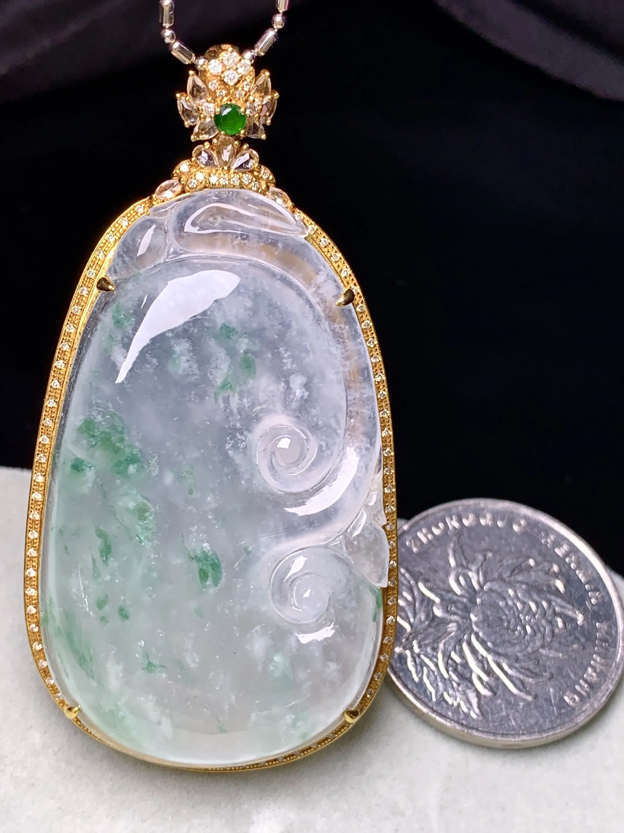 18k金钻镶嵌冰种飘花如意吊坠 玉质细腻 色泽艳丽清新 整体尺寸61.2*32*10.8