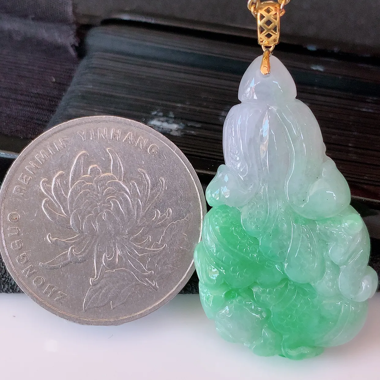 18K金镶嵌春带彩翡翠招百财白菜吊坠，百财聚来，财源滚滚，色泽鲜艳，精工水润的白菜，性价比高！#1.7