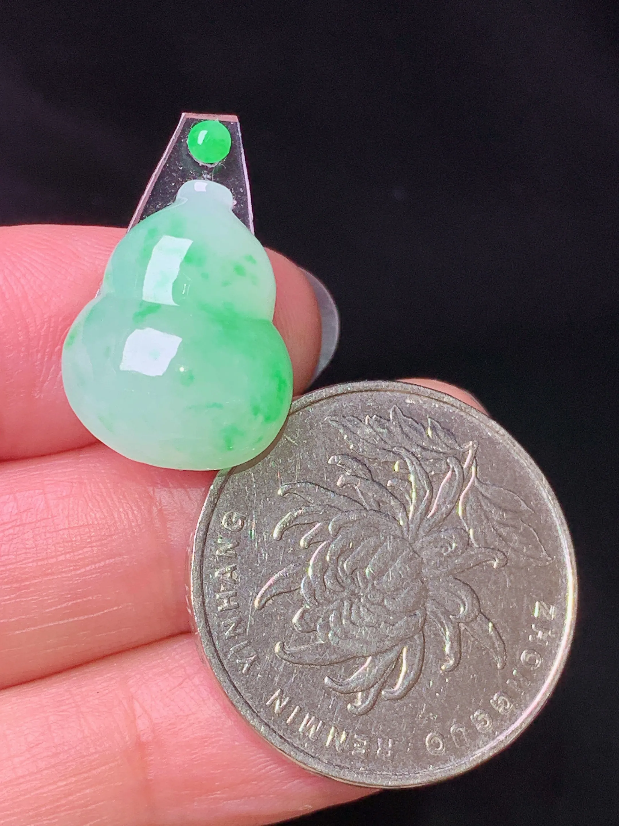 镶嵌款 翠绿葫芦吊坠 玉质细腻 色泽艳丽清新 整体尺寸17.5*14*6.8