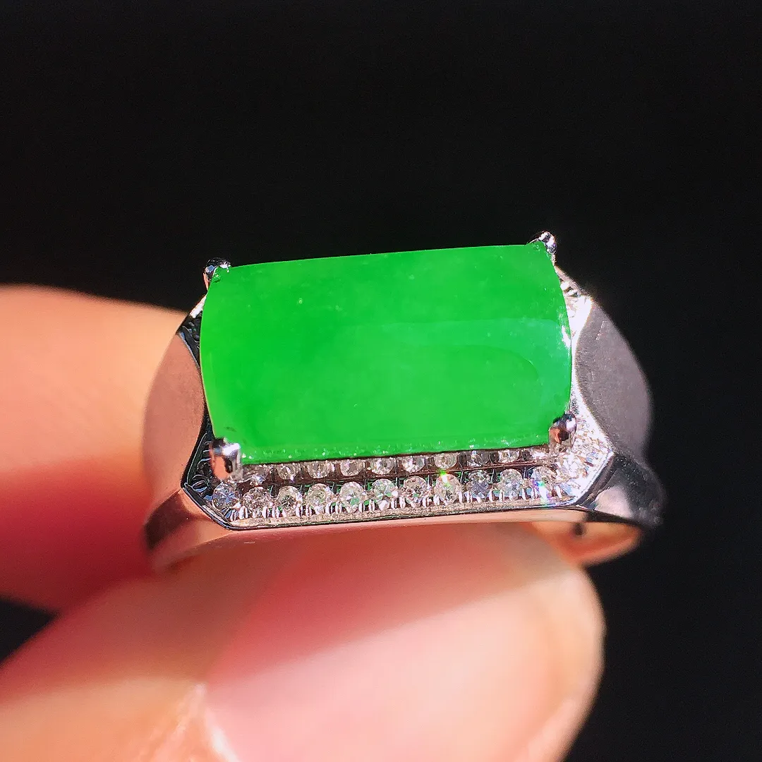 阳绿马鞍戒指，色泽均匀艳丽，玉质细腻，荧光感超
强，饱满圆润，尽显优雅气质，18k
金豪华镶嵌