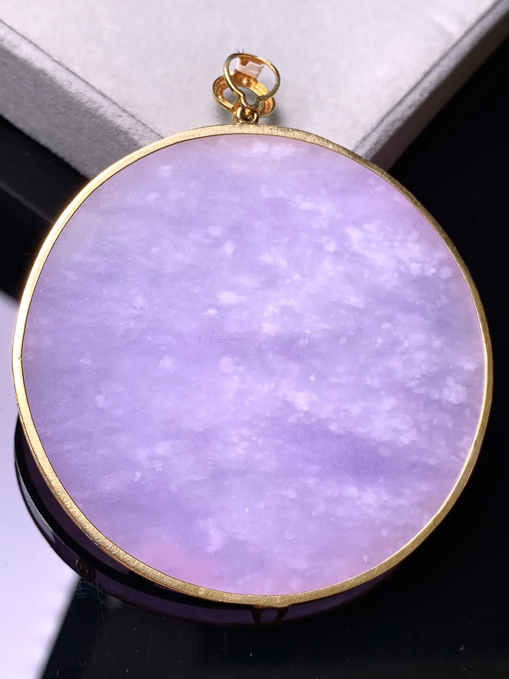 18k金镶嵌紫罗兰圆牌吊坠 玉质细腻 色泽艳丽清新 整体尺寸64.8*53.4*3.2