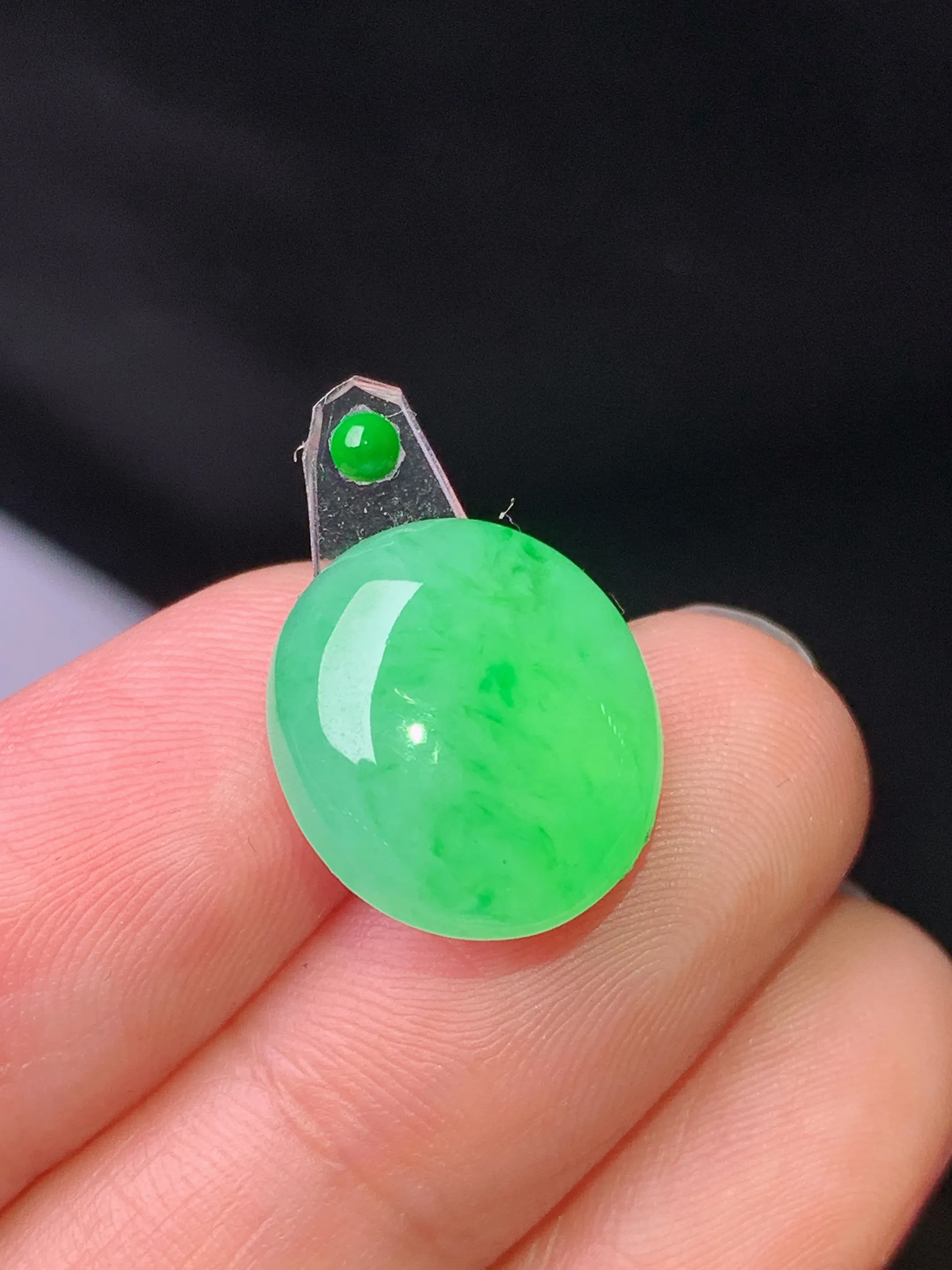 镶嵌款 翠绿蛋面吊坠 玉质细腻 色泽艳丽清新 整体尺寸14.6*13.2*5.8