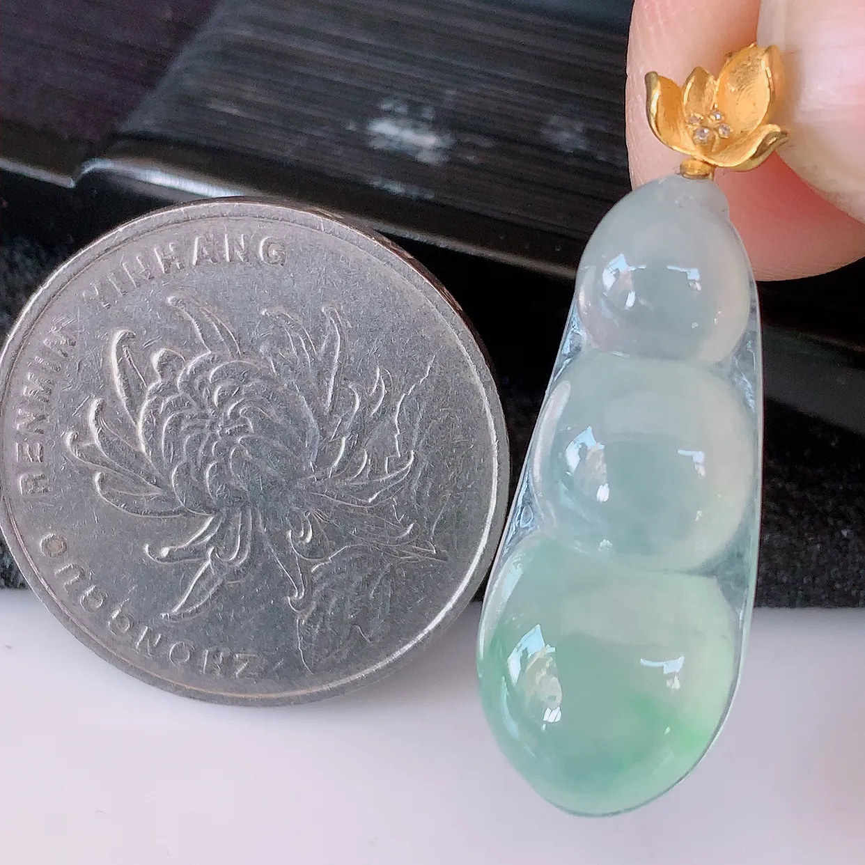 18K金镶嵌冰种飘绿翡翠四季豆吊坠，寓意“四季平安，福气满满”胶感十足，饱满，佩戴效果优雅迷人！#1.7整体32.5裸石26.5*11.5*5.6