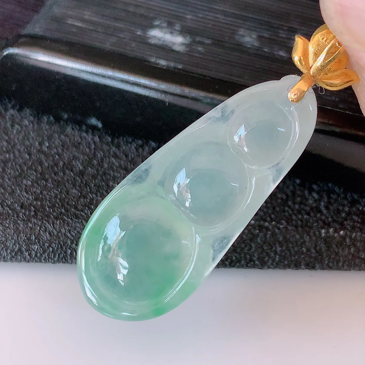 18K金镶嵌冰种飘绿翡翠四季豆吊坠，寓意“四季平安，福气满满”胶感十足，饱满，佩戴效果优雅迷人！#1.7整体32.5裸石26.5*11.5*5.6