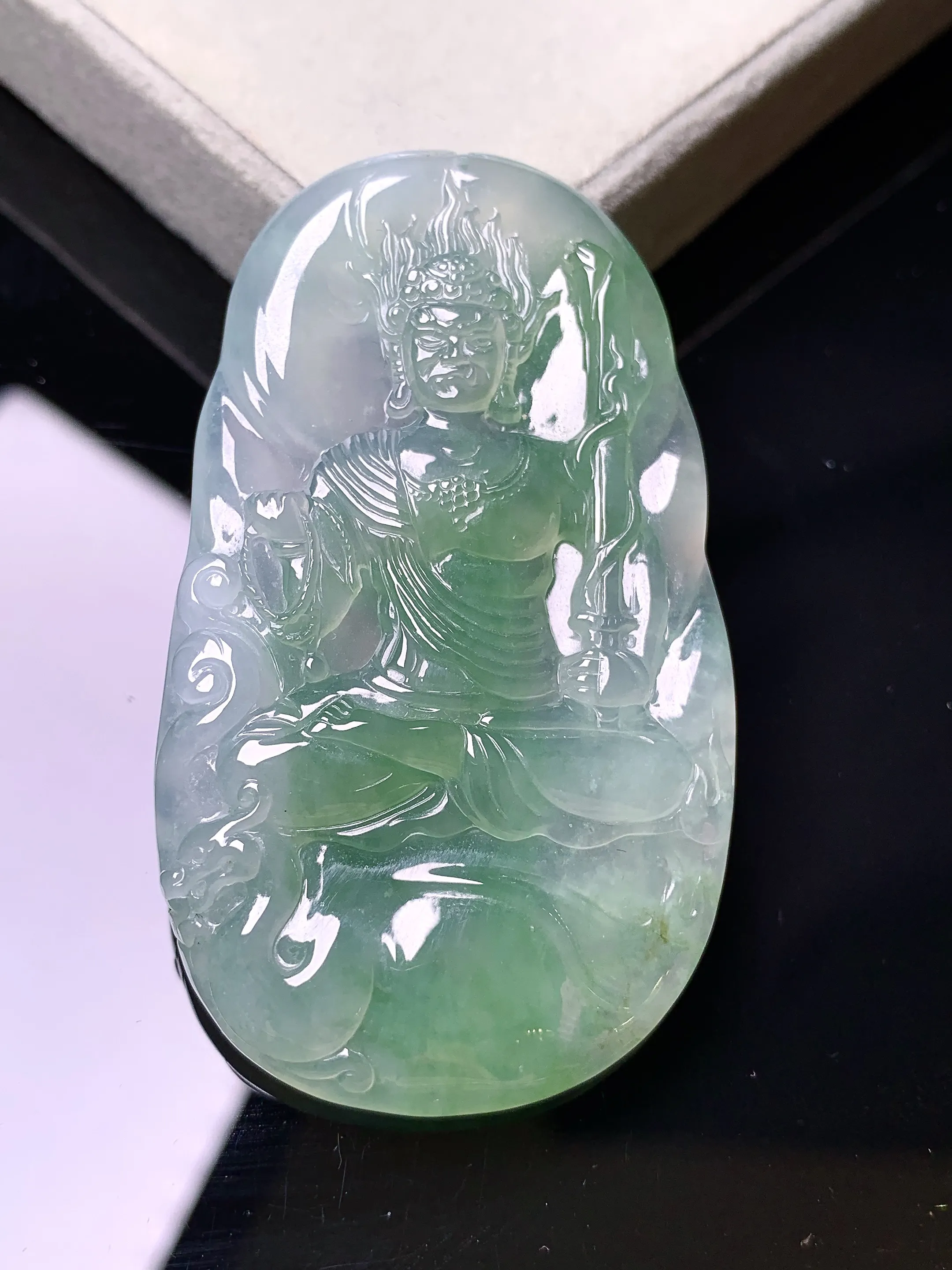 飘绿不动冥王吊坠 玉质细腻 色泽艳丽清新 整体尺寸59.3*34.5*6.5